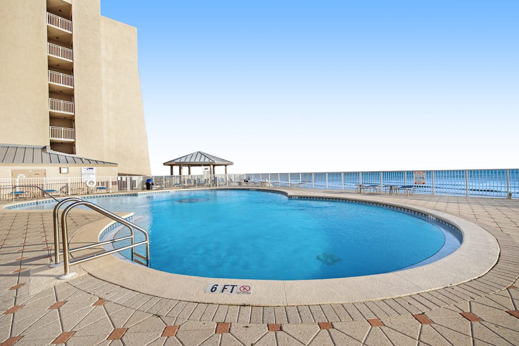 Well-equipped Gulf-front condo on 3rd floor with outdoor pool, grills & gym