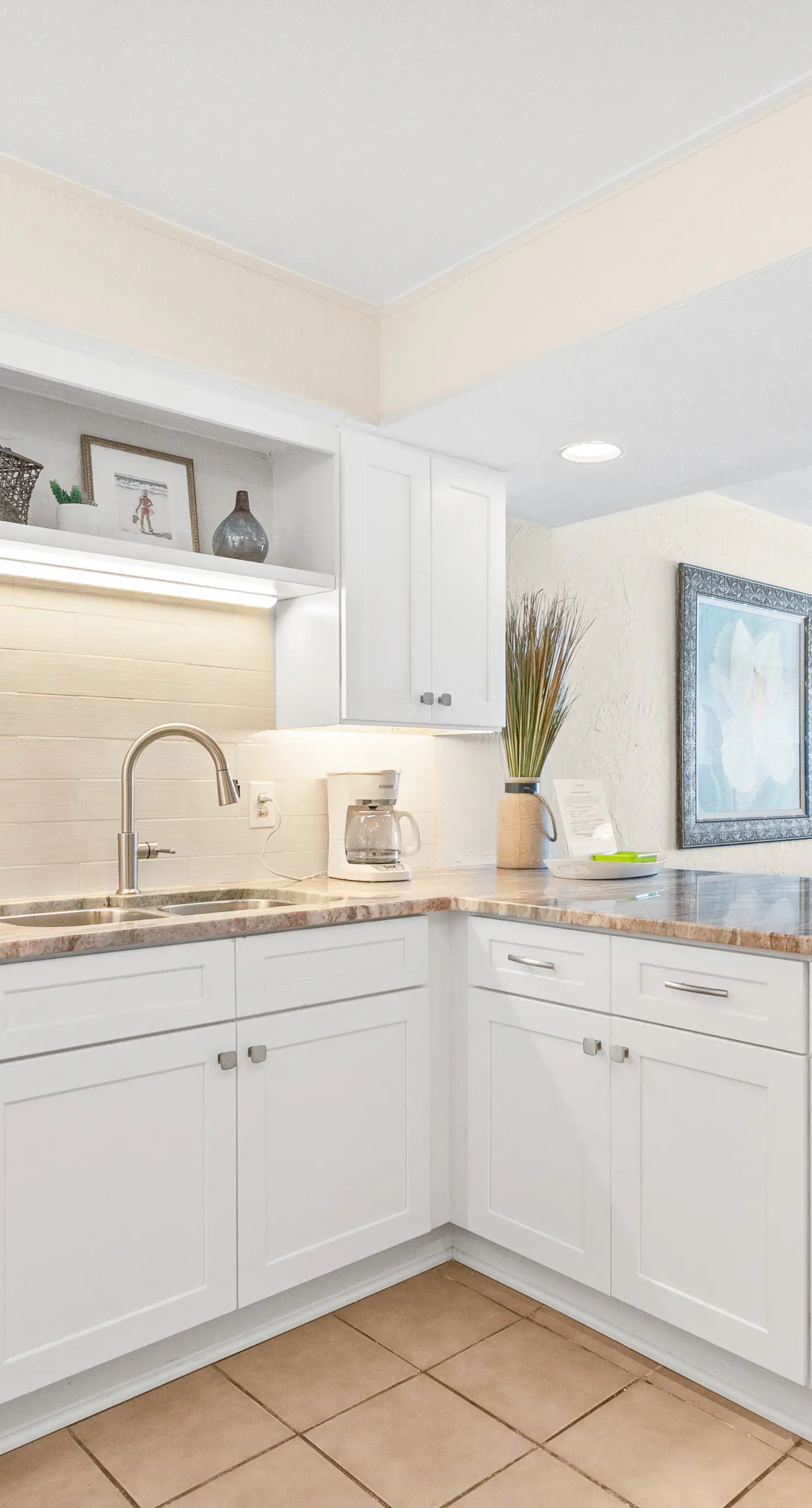 Well-equipped Gulf-front condo on 3rd floor with outdoor pool, grills & gym