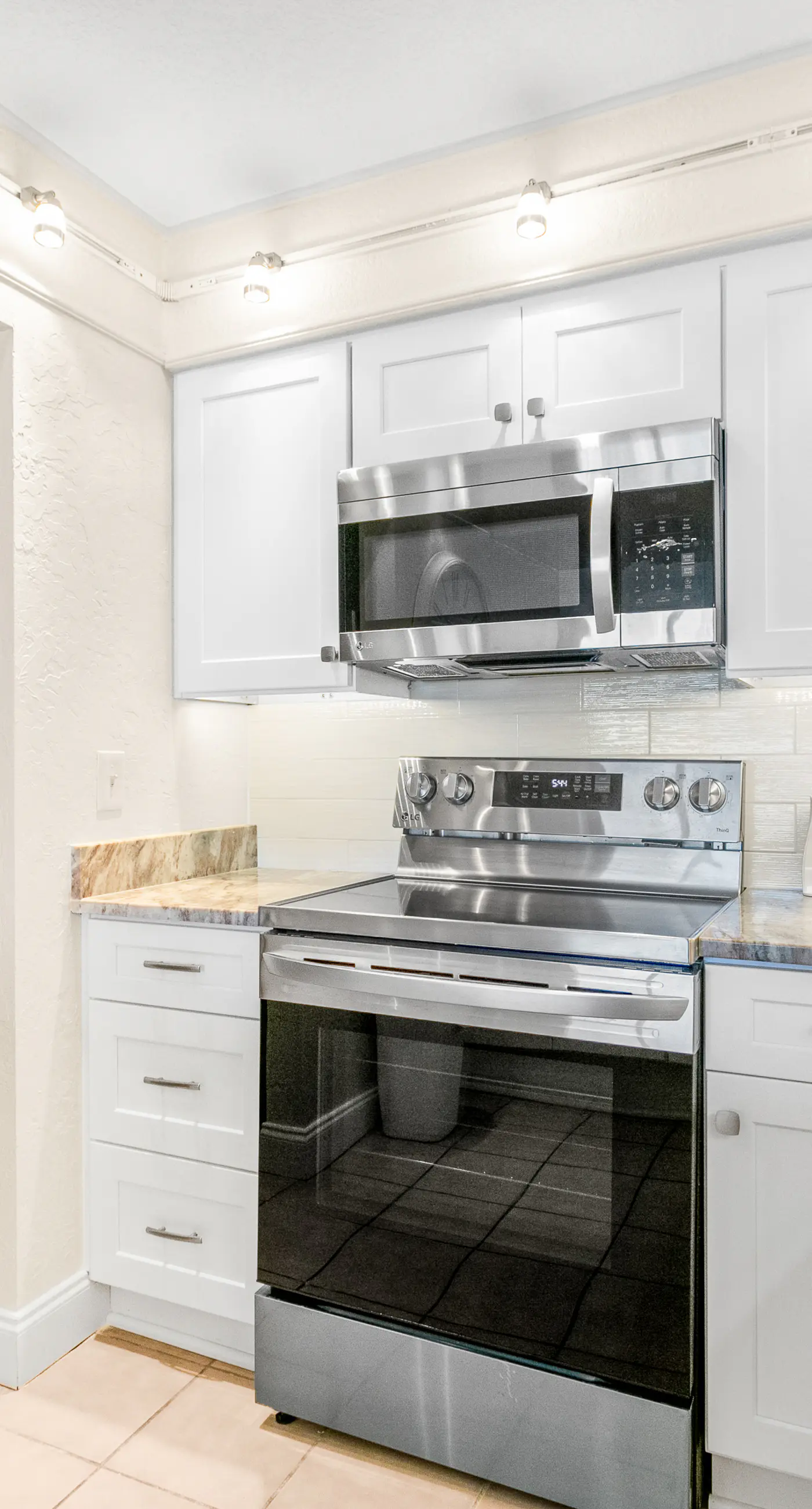 Well-equipped Gulf-front condo on 3rd floor with outdoor pool, grills & gym