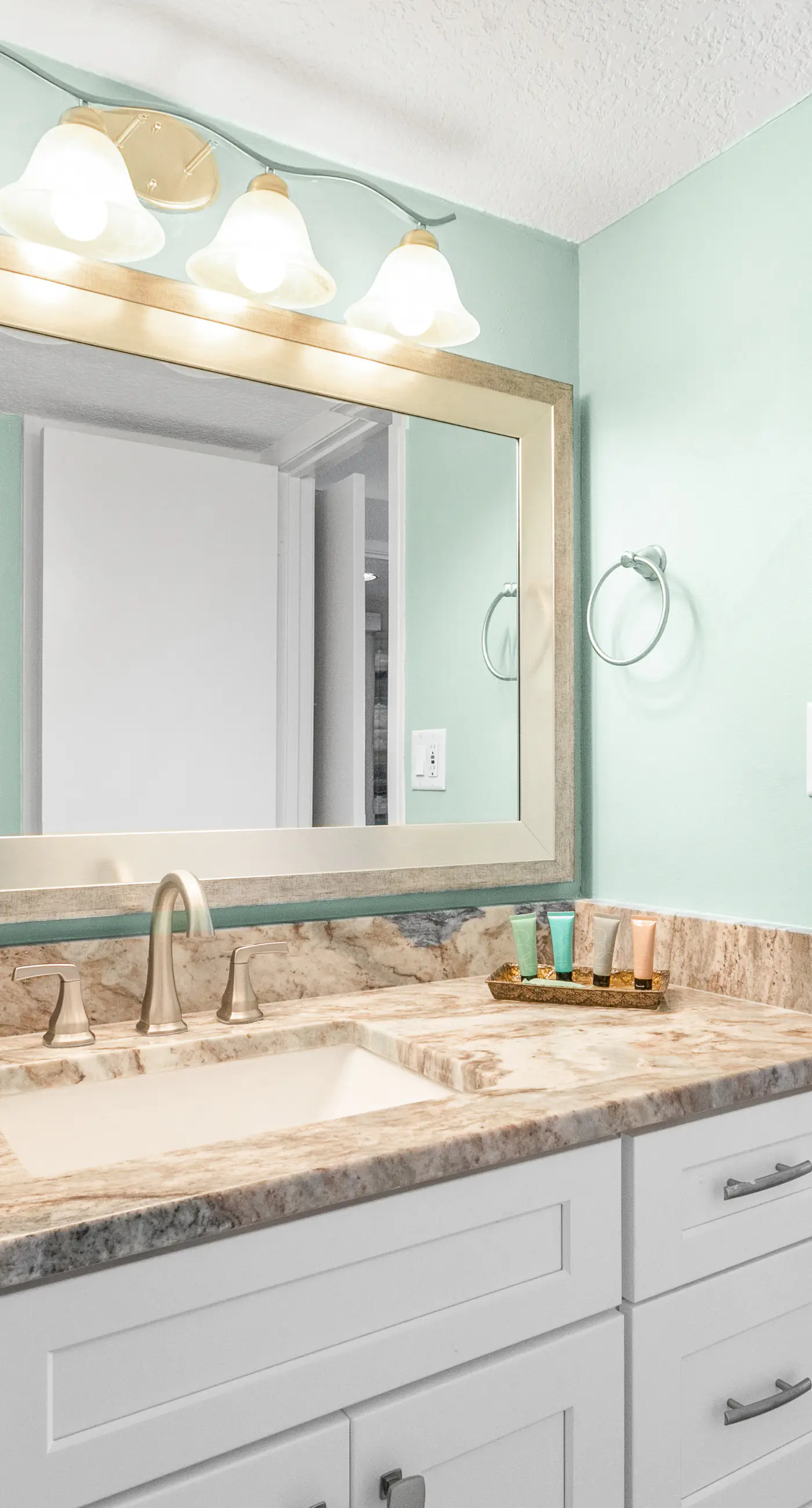 Well-equipped Gulf-front condo on 3rd floor with outdoor pool, grills & gym