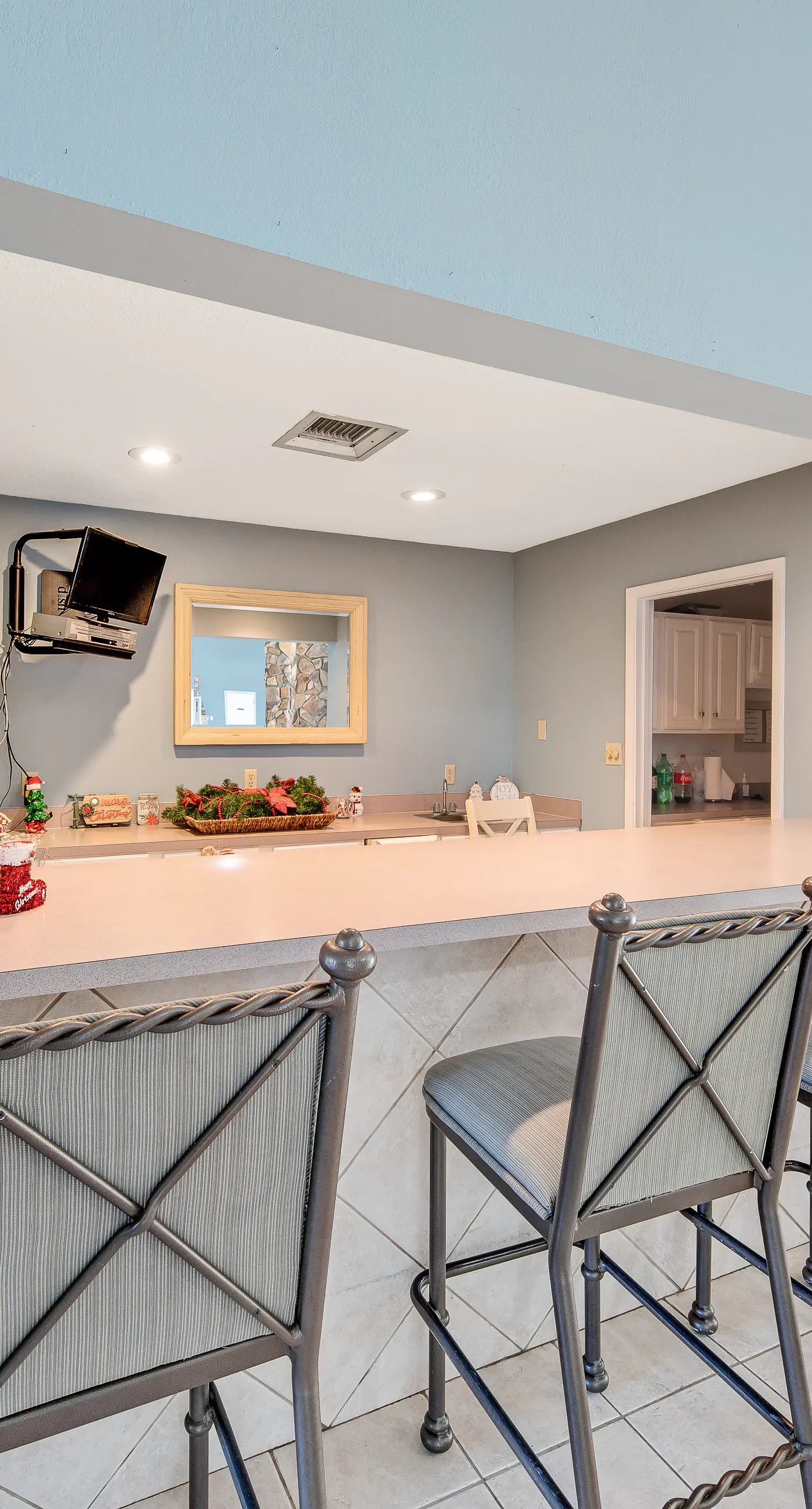 Well-equipped Gulf-front condo on 3rd floor with outdoor pool, grills & gym