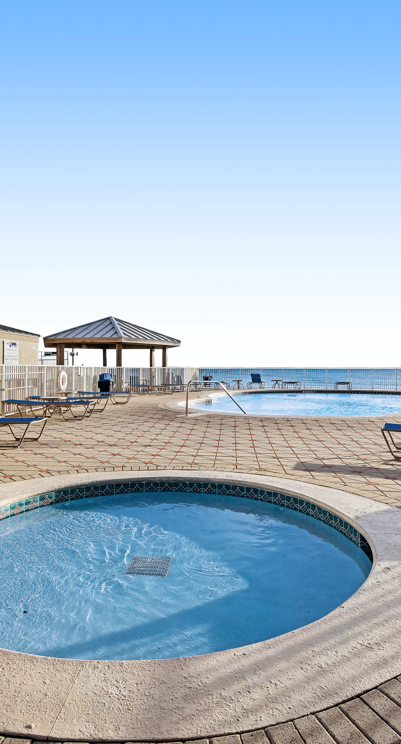 Well-equipped Gulf-front condo on 3rd floor with outdoor pool, grills & gym