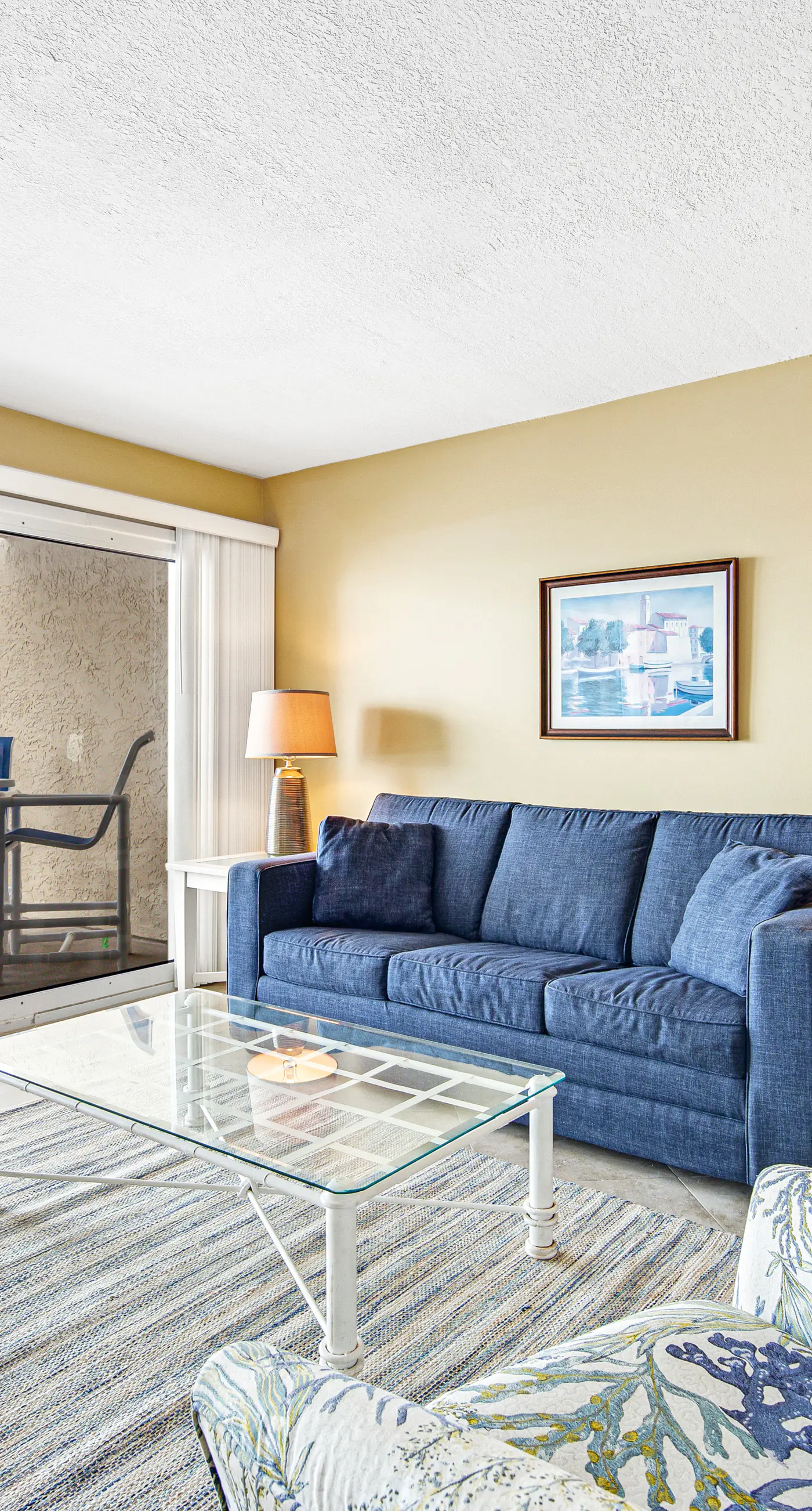 Welcoming Fourth-floor Condo with outdoor Pool & Tennis