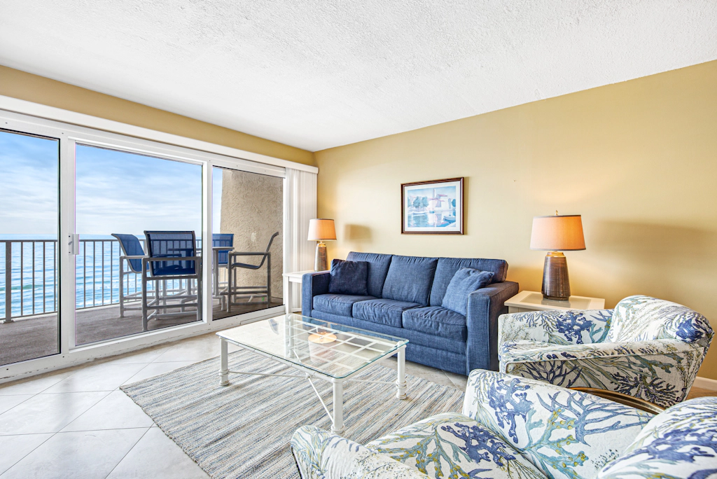 Welcoming Fourth-floor Condo with outdoor Pool & Tennis