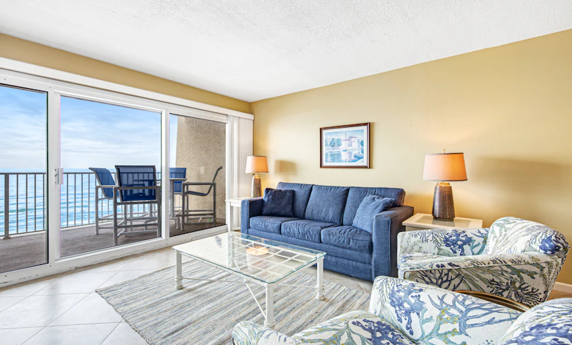 Welcoming Fourth-floor Condo with outdoor Pool & Tennis