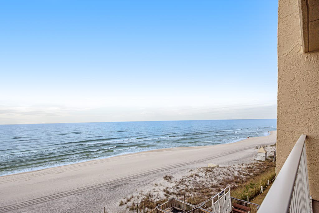 Welcoming Fourth-floor Condo with outdoor Pool & Tennis