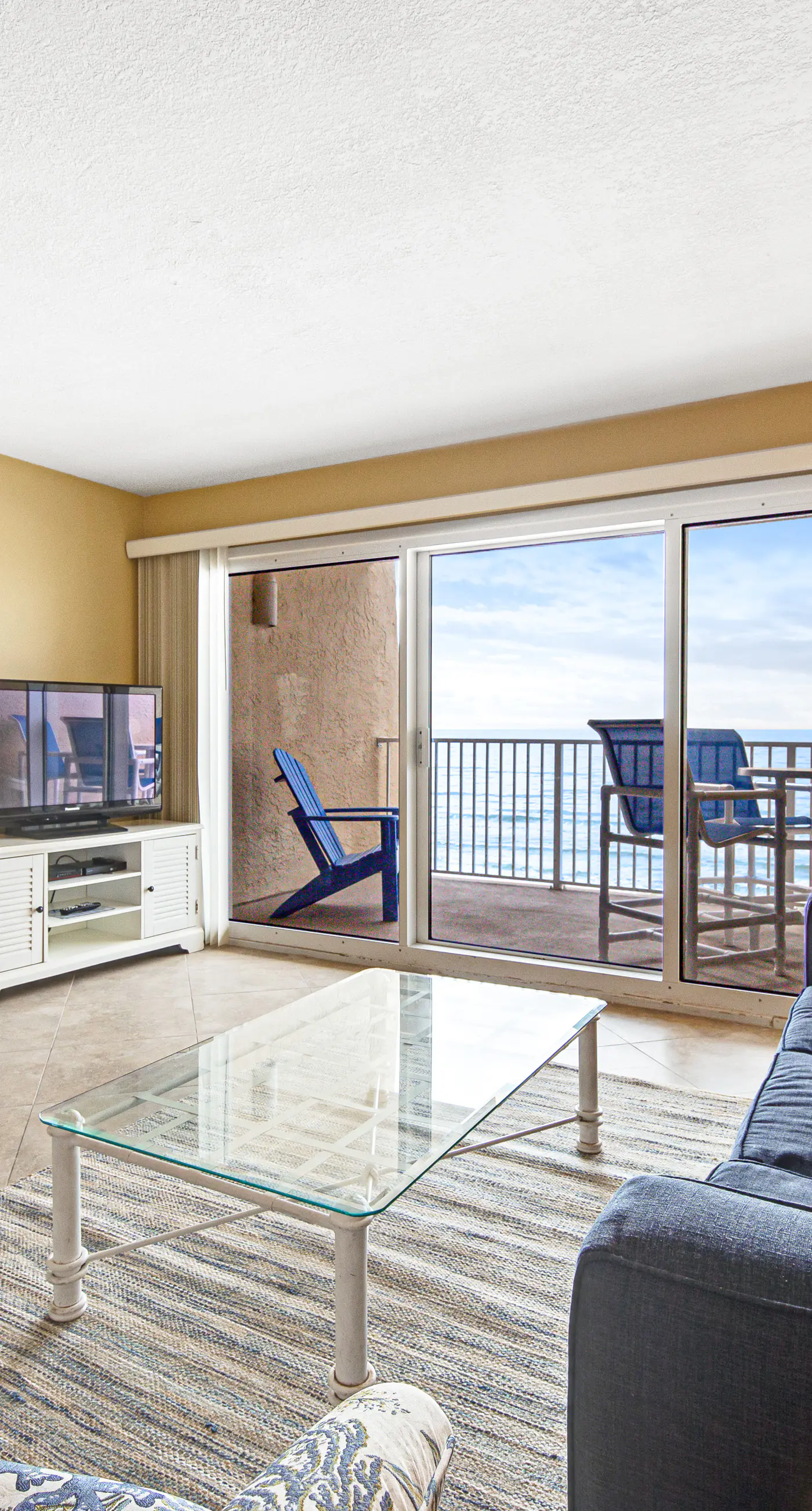 Welcoming Fourth-floor Condo with outdoor Pool & Tennis