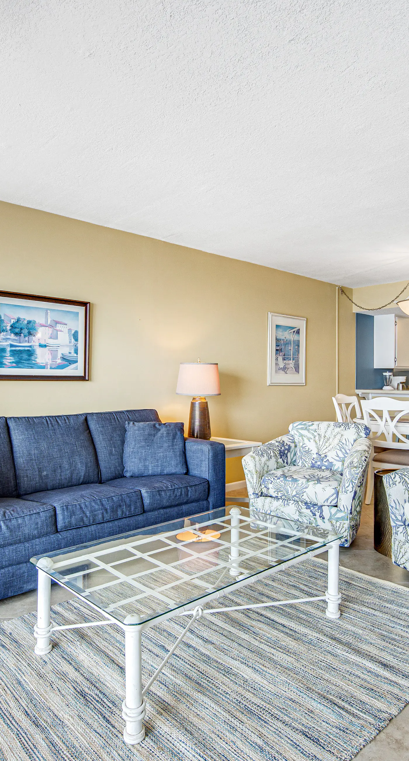 Welcoming Fourth-floor Condo with outdoor Pool & Tennis