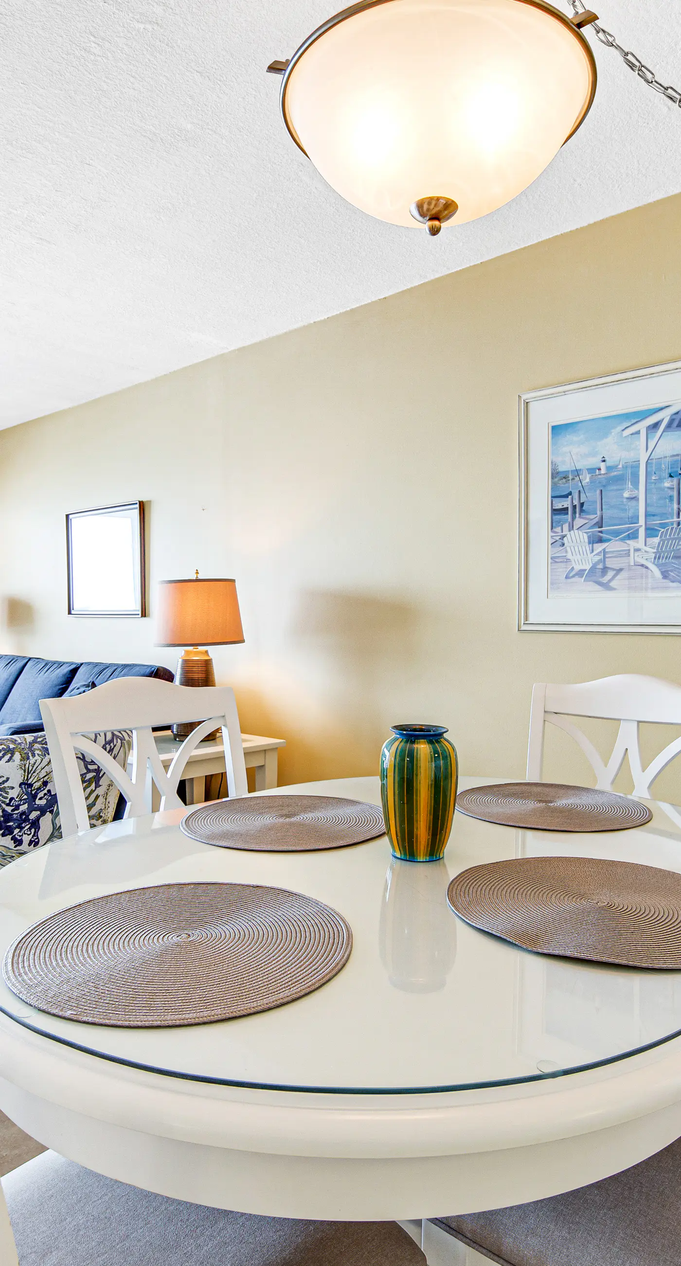 Welcoming Fourth-floor Condo with outdoor Pool & Tennis
