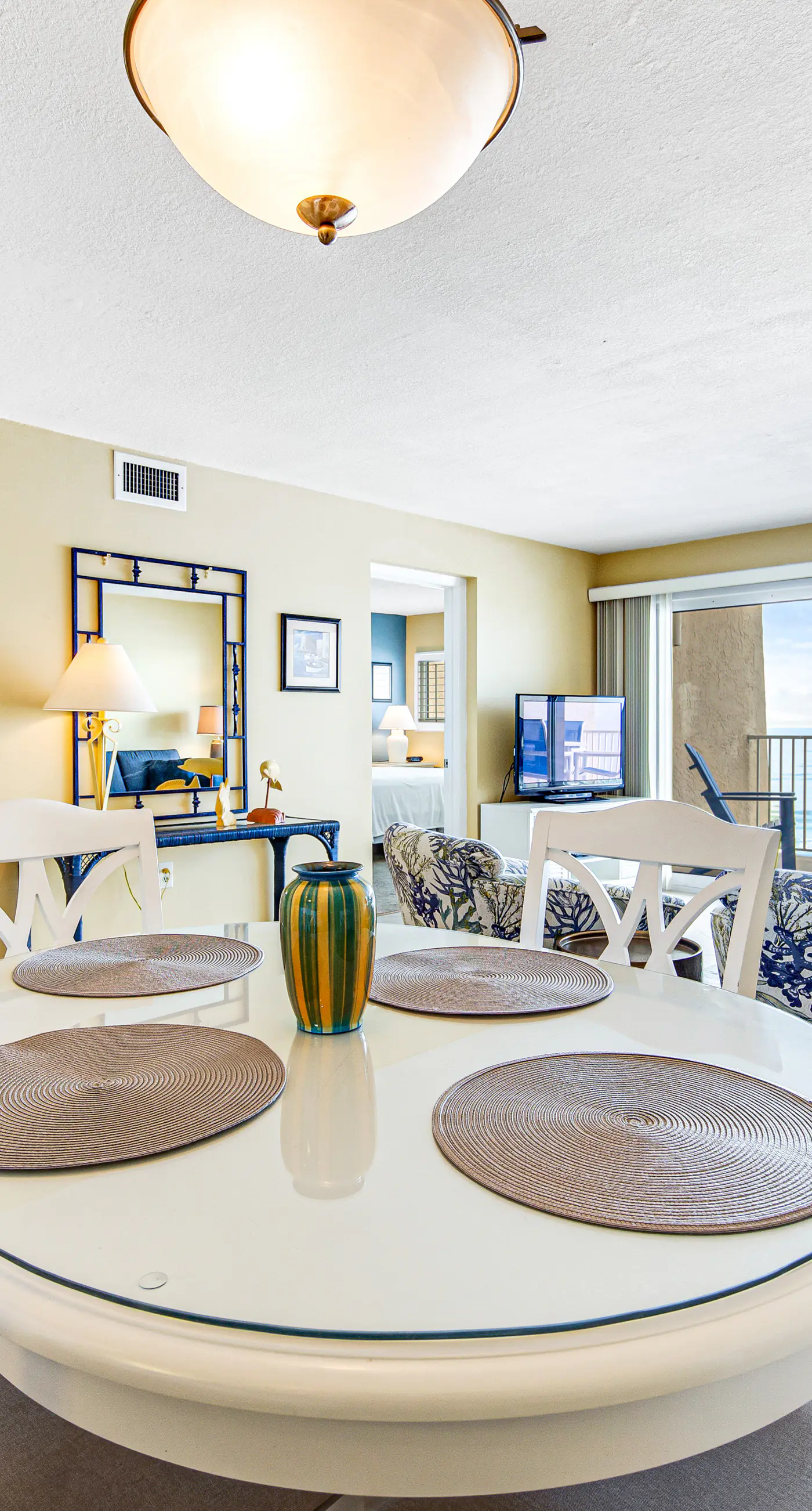 Welcoming Fourth-floor Condo with outdoor Pool & Tennis