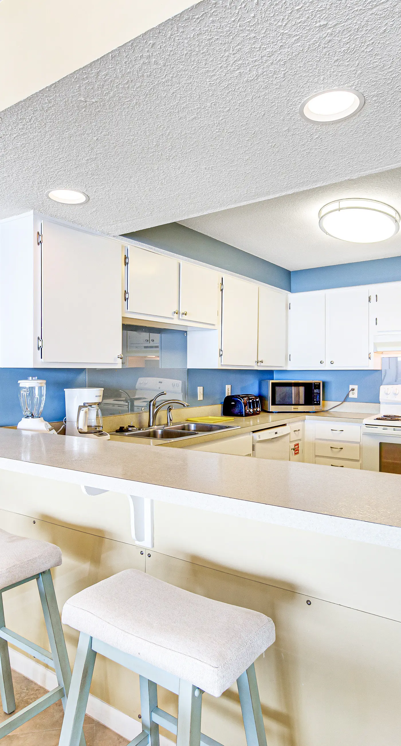 Welcoming Fourth-floor Condo with outdoor Pool & Tennis