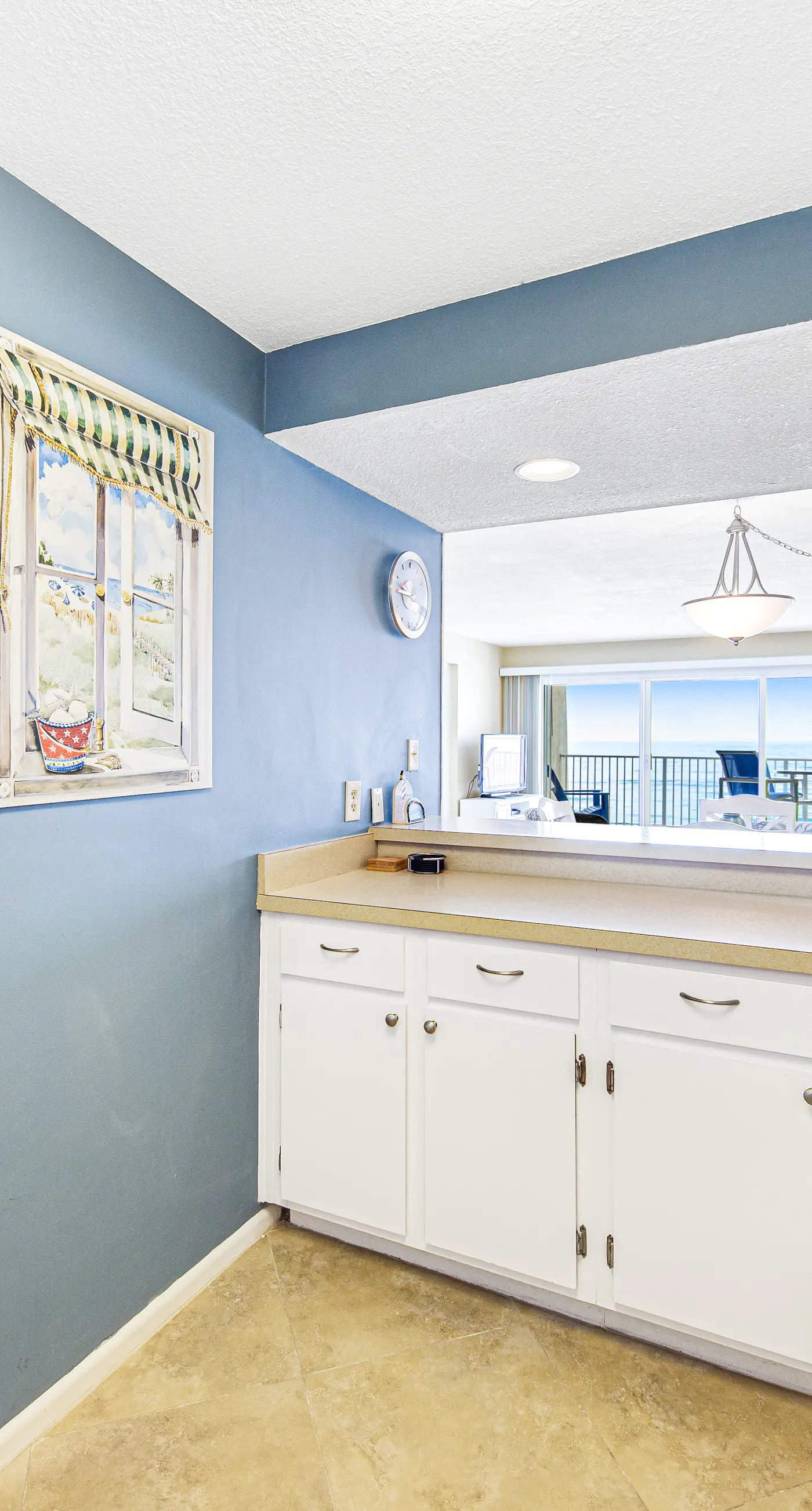 Welcoming Fourth-floor Condo with outdoor Pool & Tennis