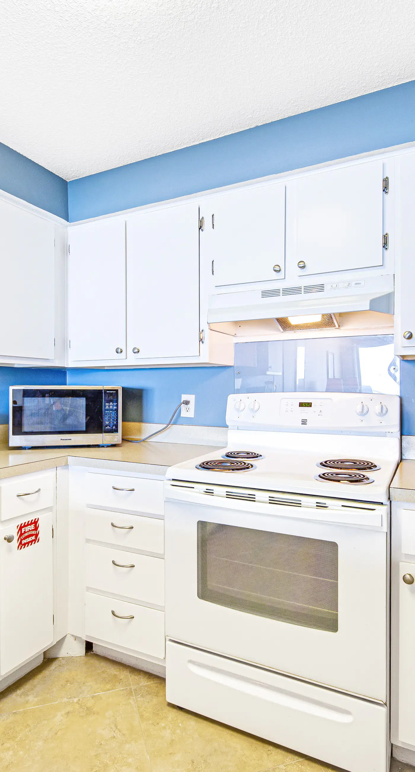 Welcoming Fourth-floor Condo with outdoor Pool & Tennis