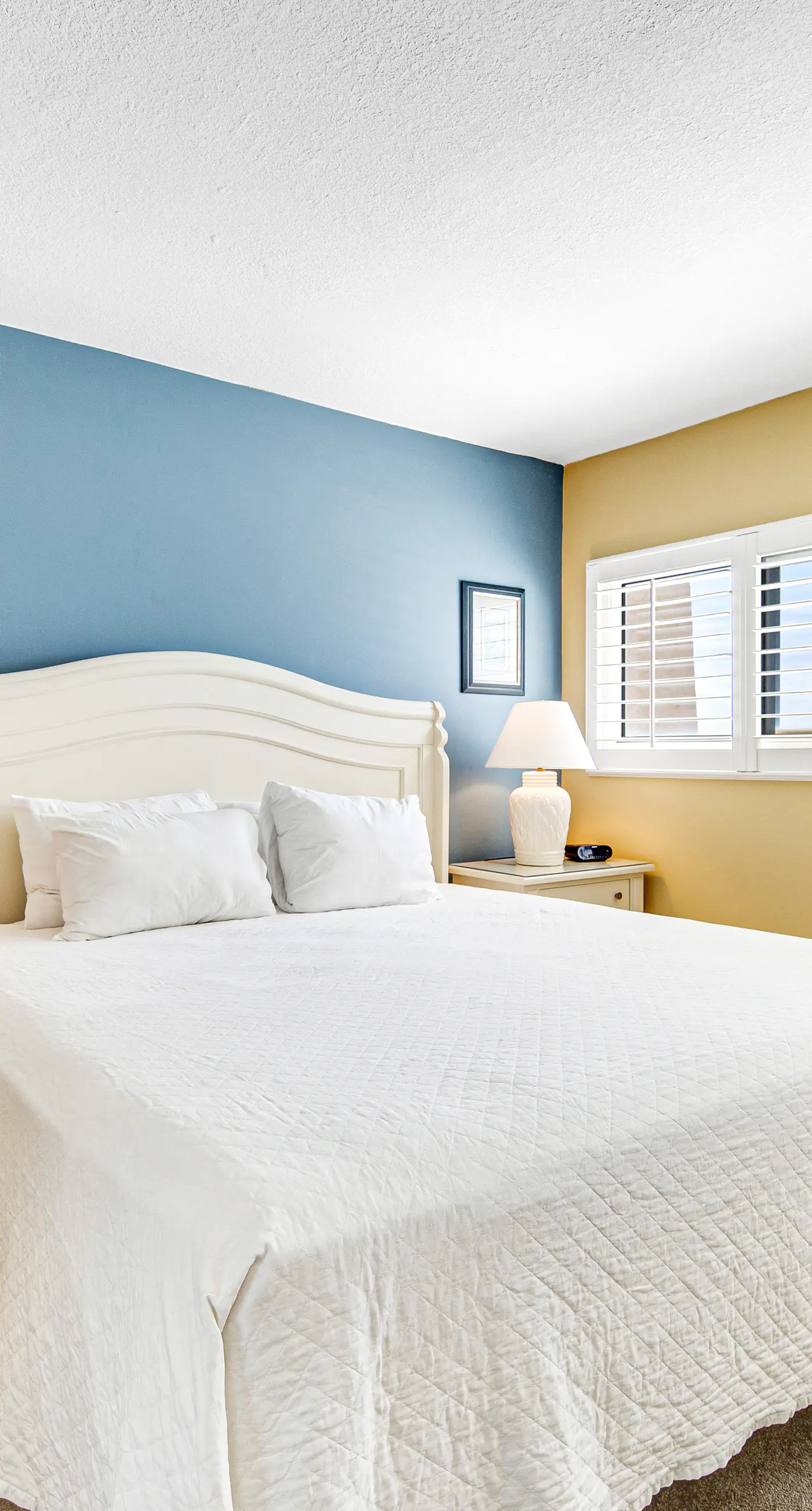 Welcoming Fourth-floor Condo with outdoor Pool & Tennis