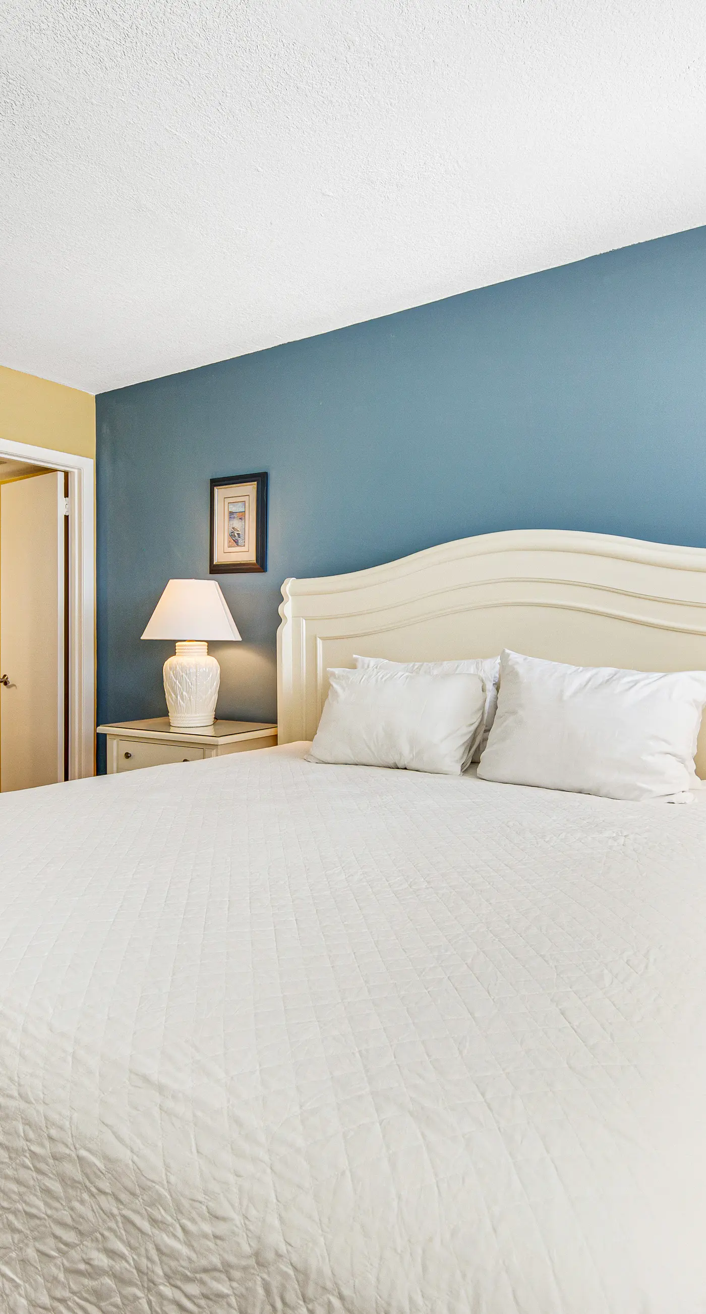 Welcoming Fourth-floor Condo with outdoor Pool & Tennis