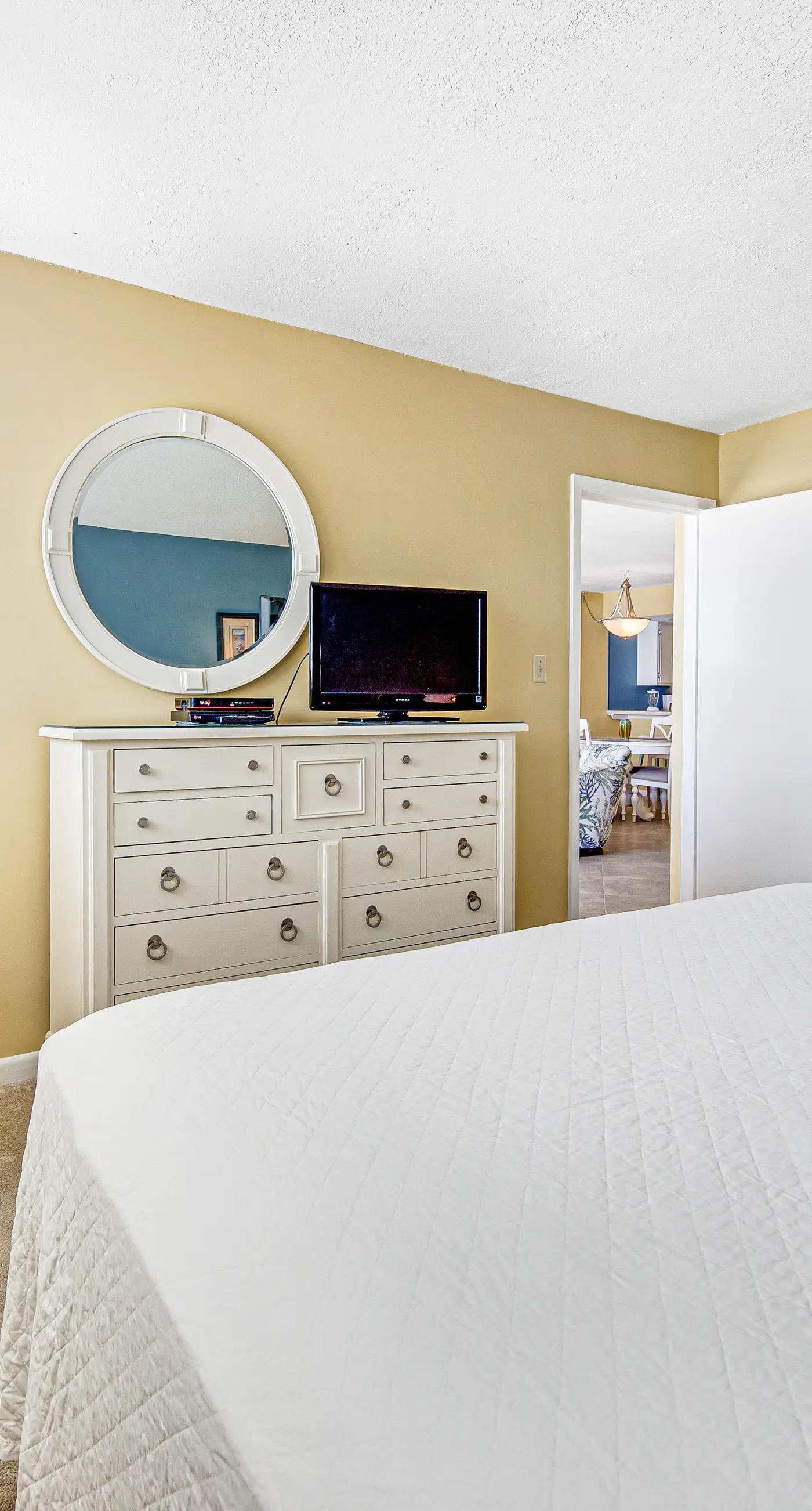 Welcoming Fourth-floor Condo with outdoor Pool & Tennis