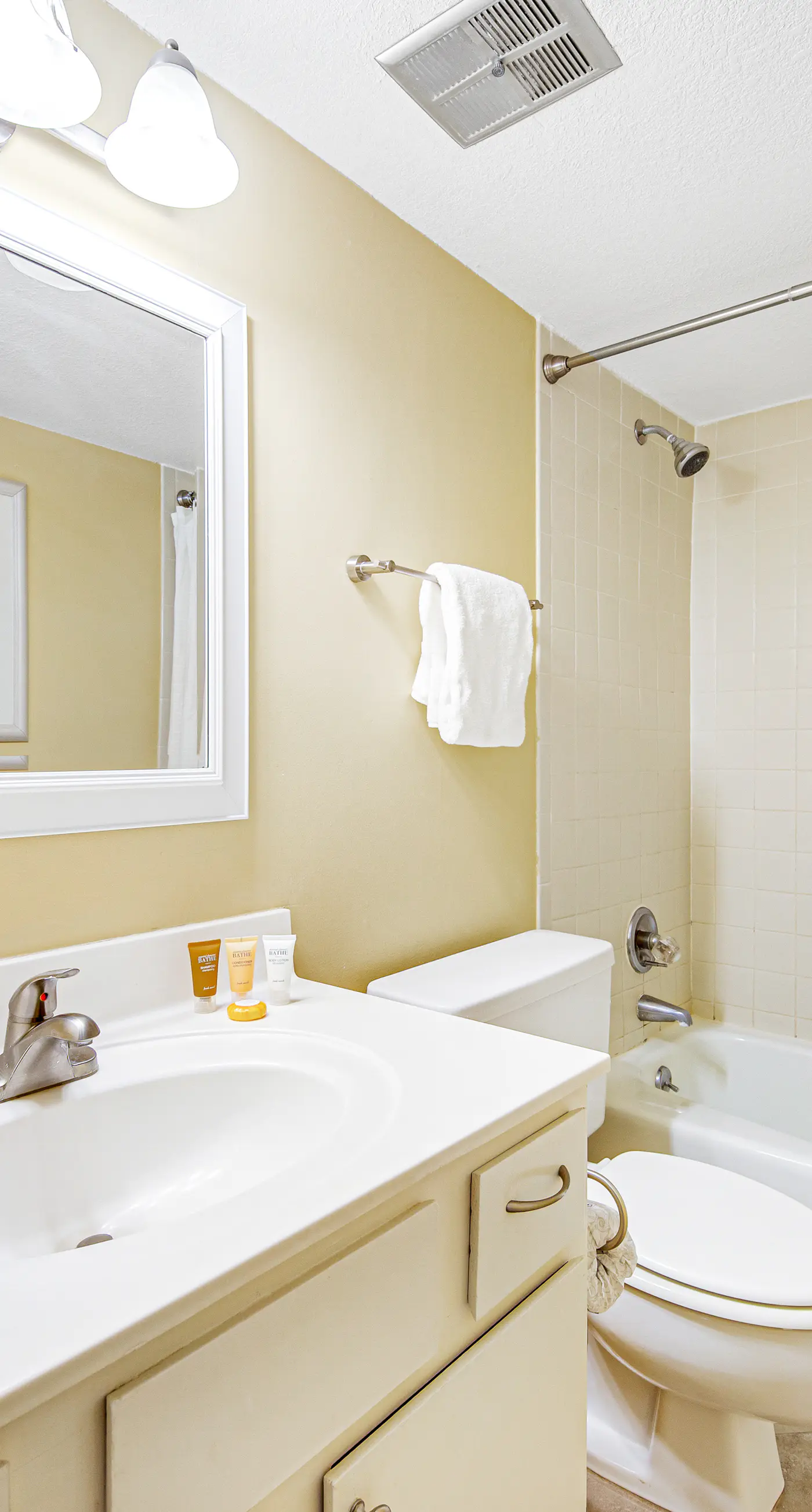 Welcoming Fourth-floor Condo with outdoor Pool & Tennis