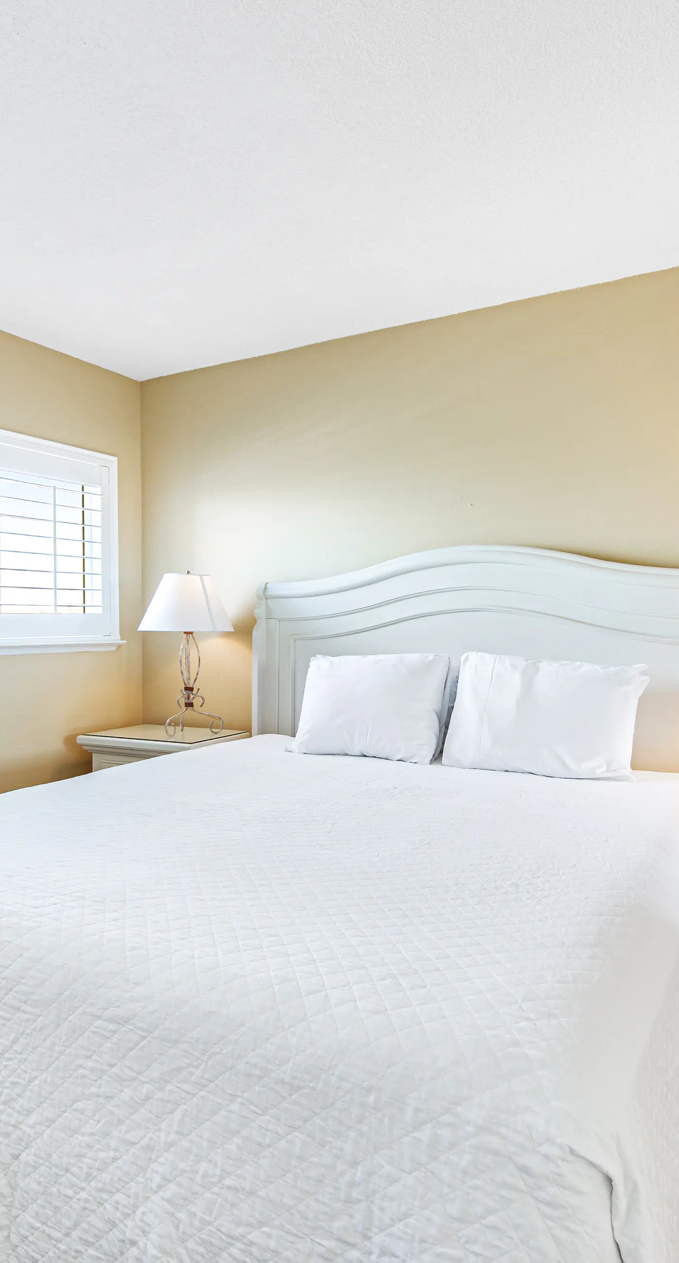 Welcoming Fourth-floor Condo with outdoor Pool & Tennis