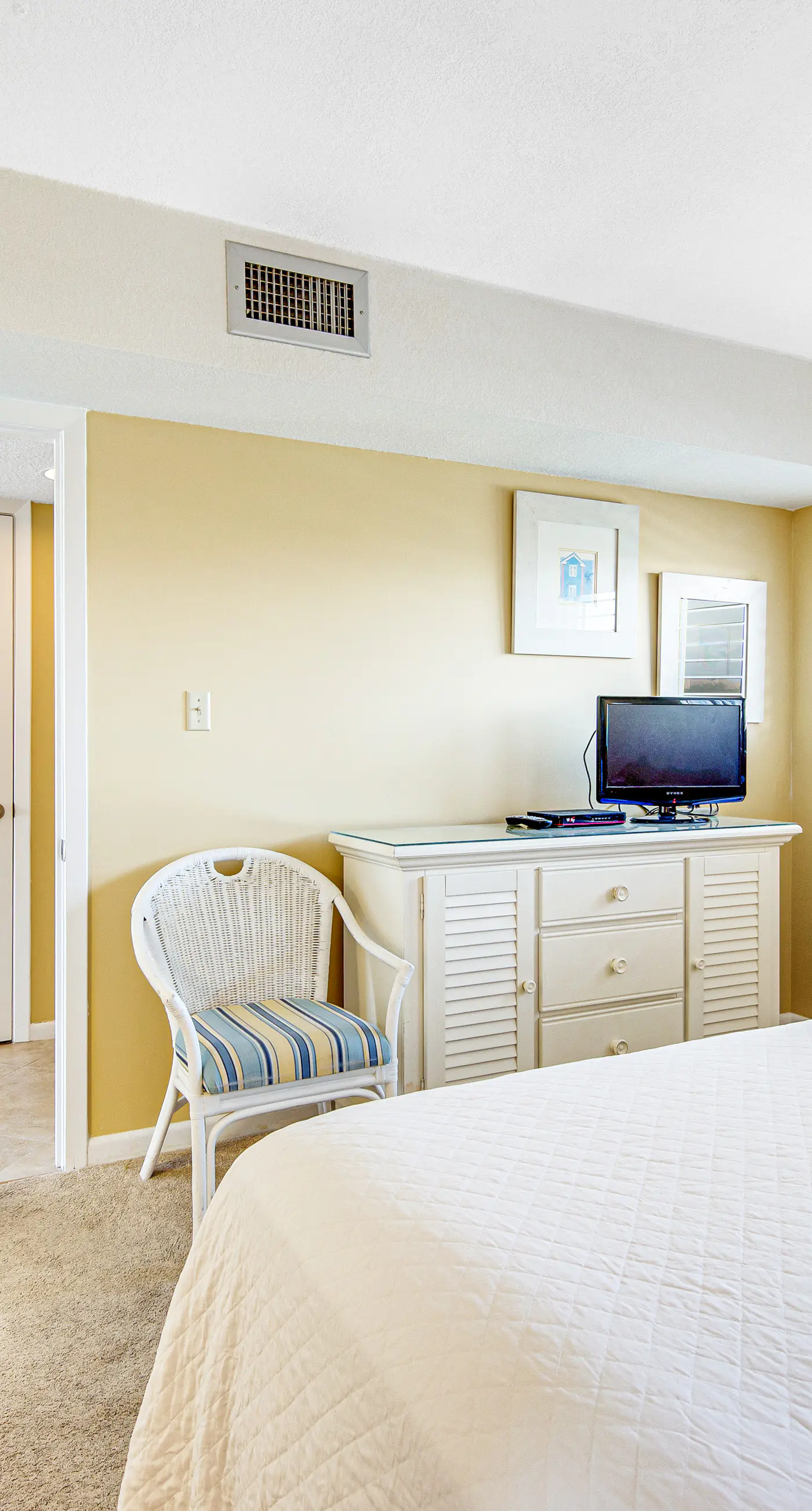 Welcoming Fourth-floor Condo with outdoor Pool & Tennis
