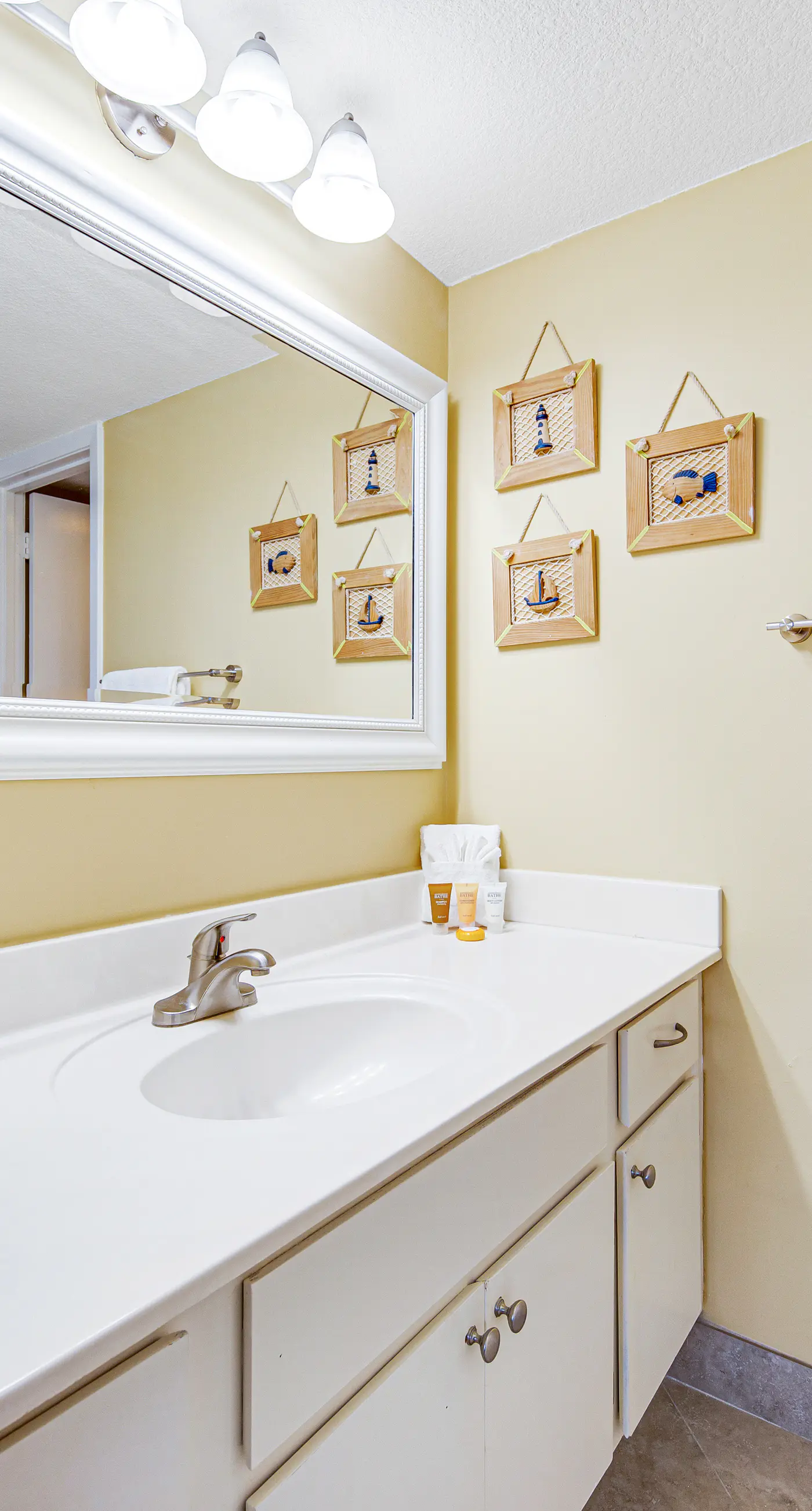 Welcoming Fourth-floor Condo with outdoor Pool & Tennis