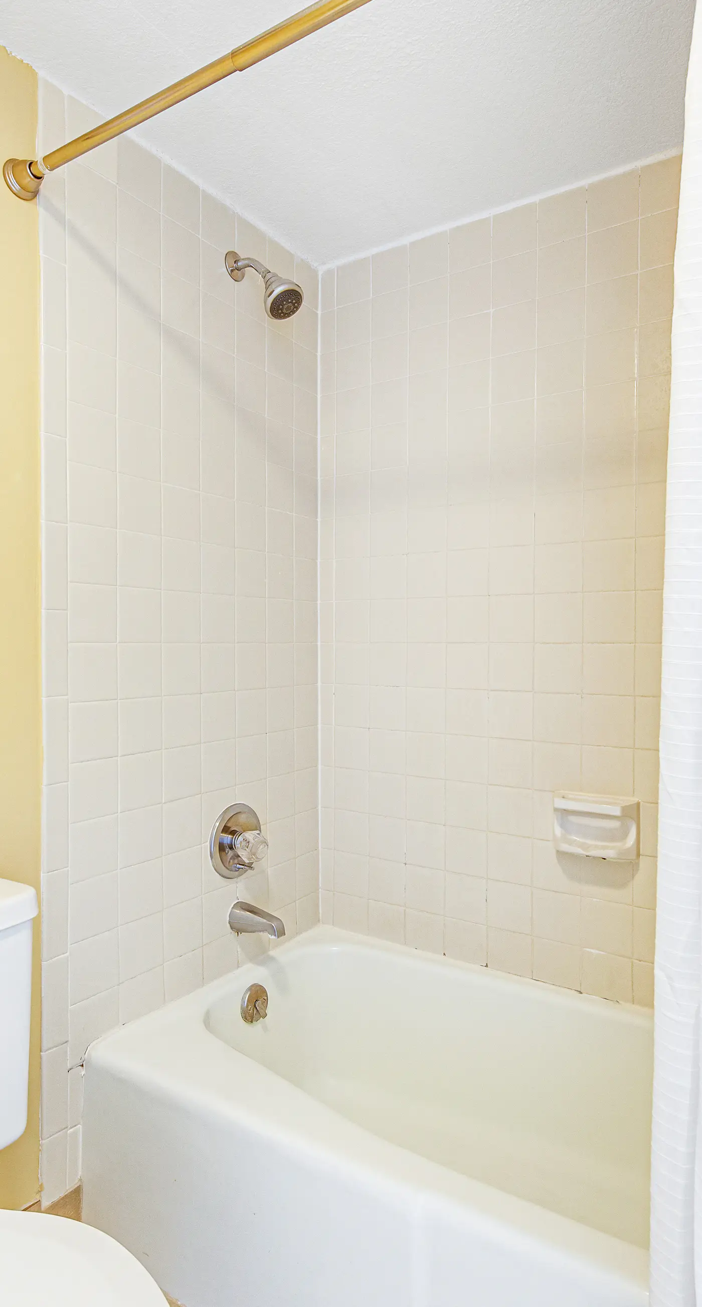 Welcoming Fourth-floor Condo with outdoor Pool & Tennis