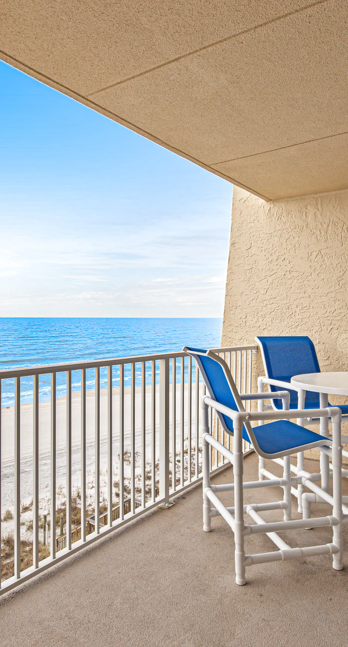 Welcoming Fourth-floor Condo with outdoor Pool & Tennis