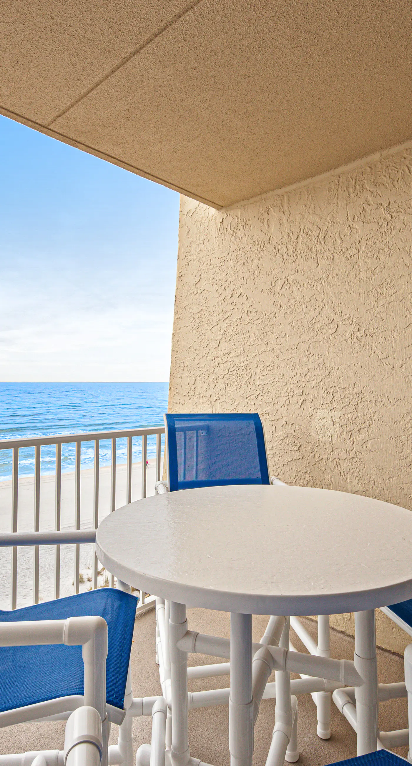 Welcoming Fourth-floor Condo with outdoor Pool & Tennis