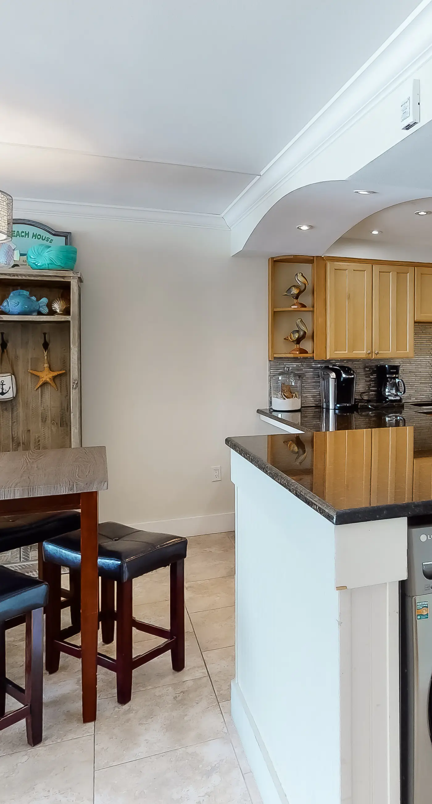 5th Floor Pretty Gulf-front Condo Great Amenities, Near shops and dining