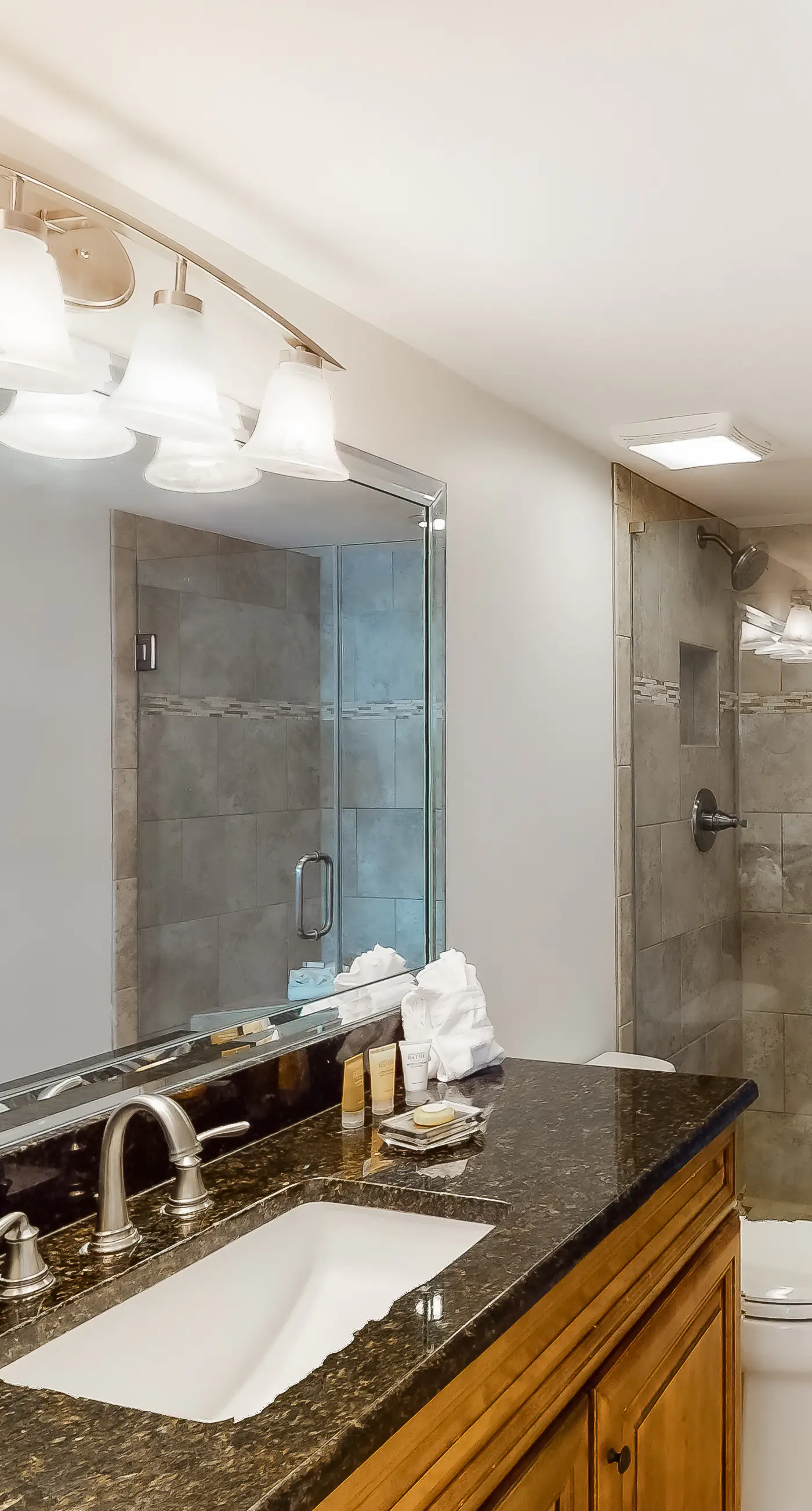 5th Floor Pretty Gulf-front Condo Great Amenities, Near shops and dining