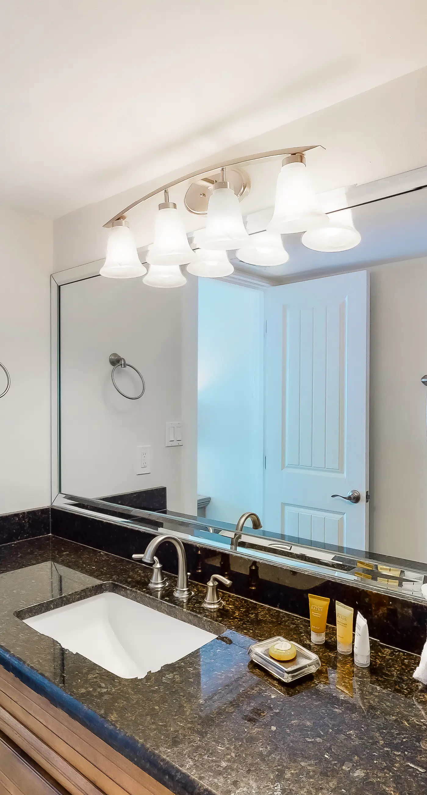 5th Floor Pretty Gulf-front Condo Great Amenities, Near shops and dining