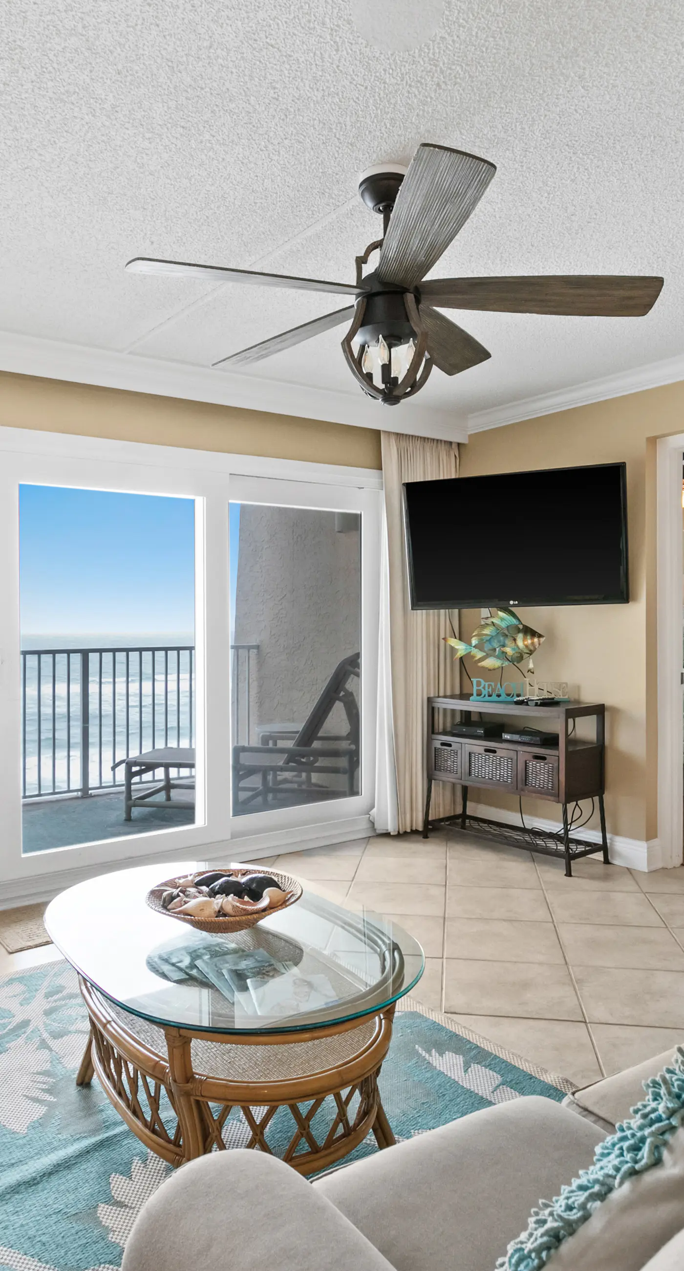 Fifth-floor, oceanfront condo with fast WiFi & pool  -  snowbirds OK