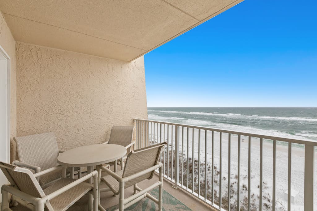 Fifth-floor, oceanfront condo with fast WiFi & pool  -  snowbirds OK