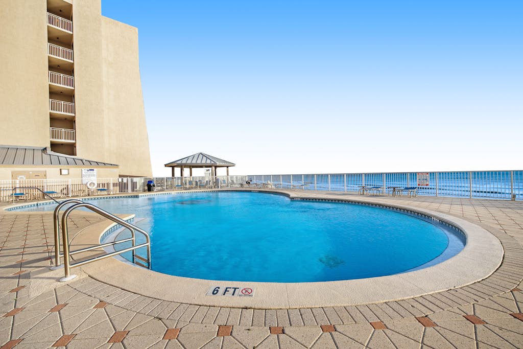 Fifth-floor, oceanfront condo with fast WiFi & pool  -  snowbirds OK