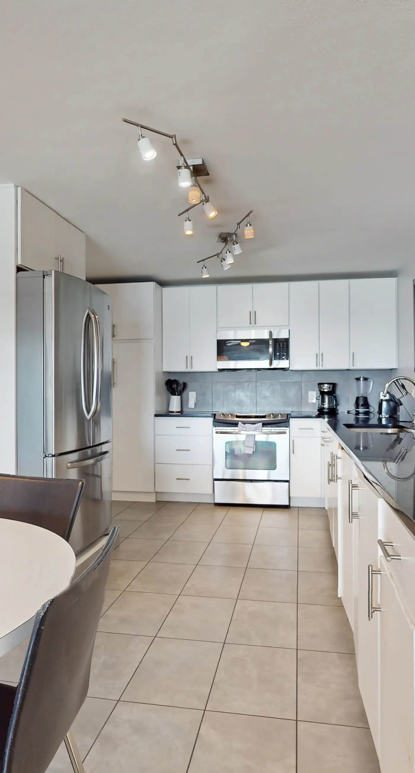 Sixth-Floor Oceanfront Condo with washer&dryer, Central AC, pool