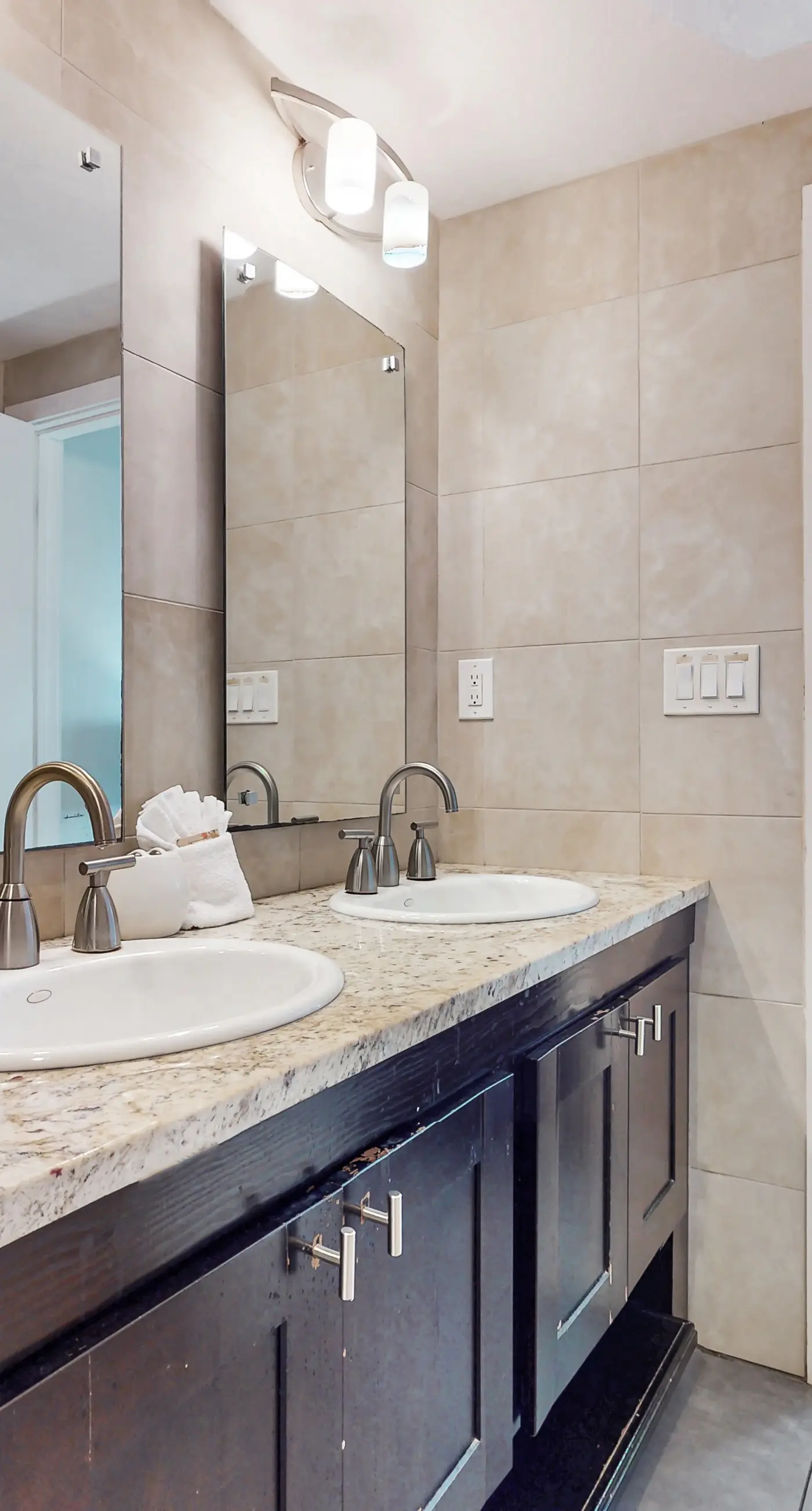 Sixth-Floor Oceanfront Condo with washer&dryer, Central AC, pool