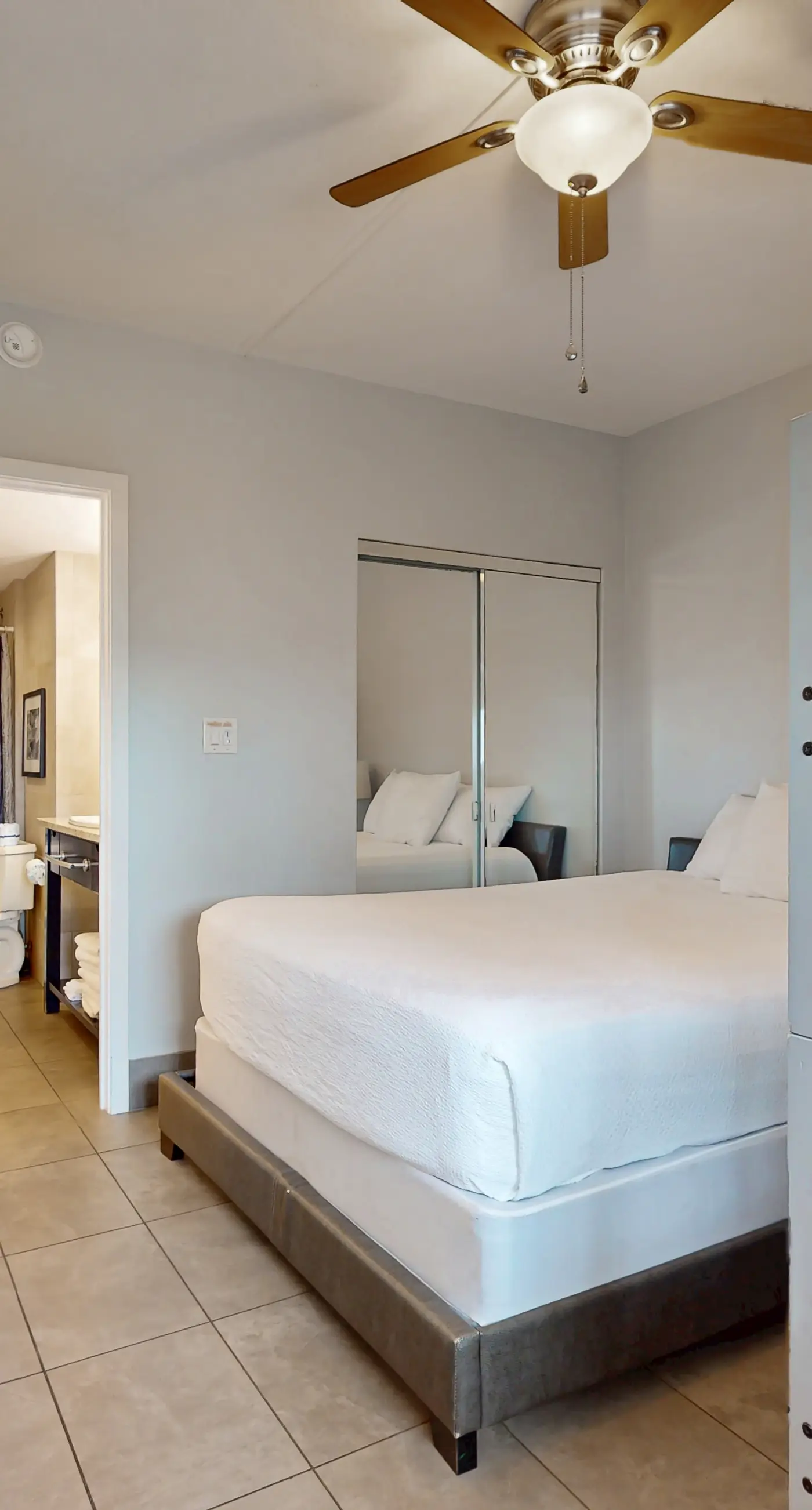 Sixth-Floor Oceanfront Condo with washer&dryer, Central AC, pool