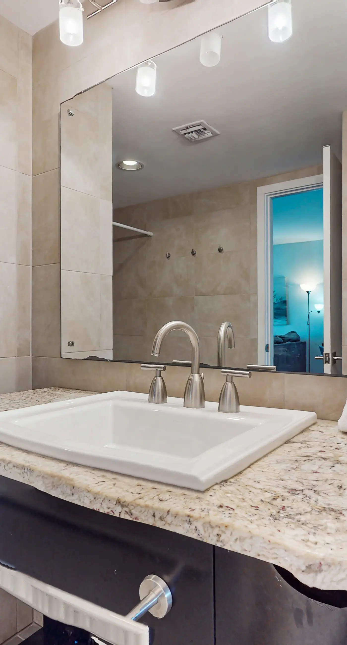 Sixth-Floor Oceanfront Condo with washer&dryer, Central AC, pool