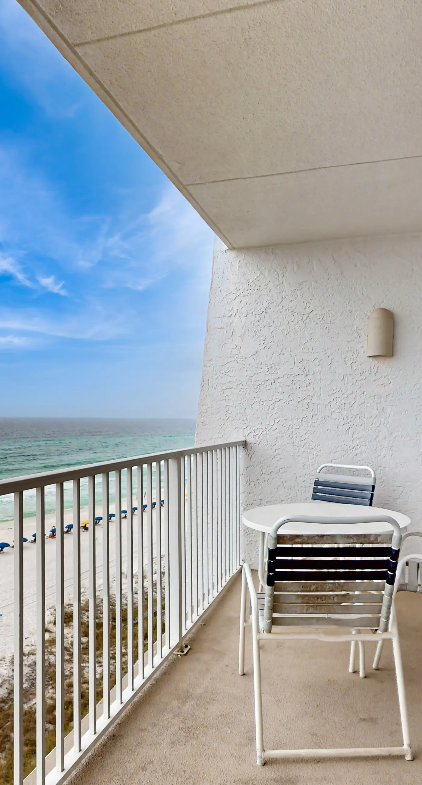 Sixth-Floor Oceanfront Condo with washer&dryer, Central AC, pool