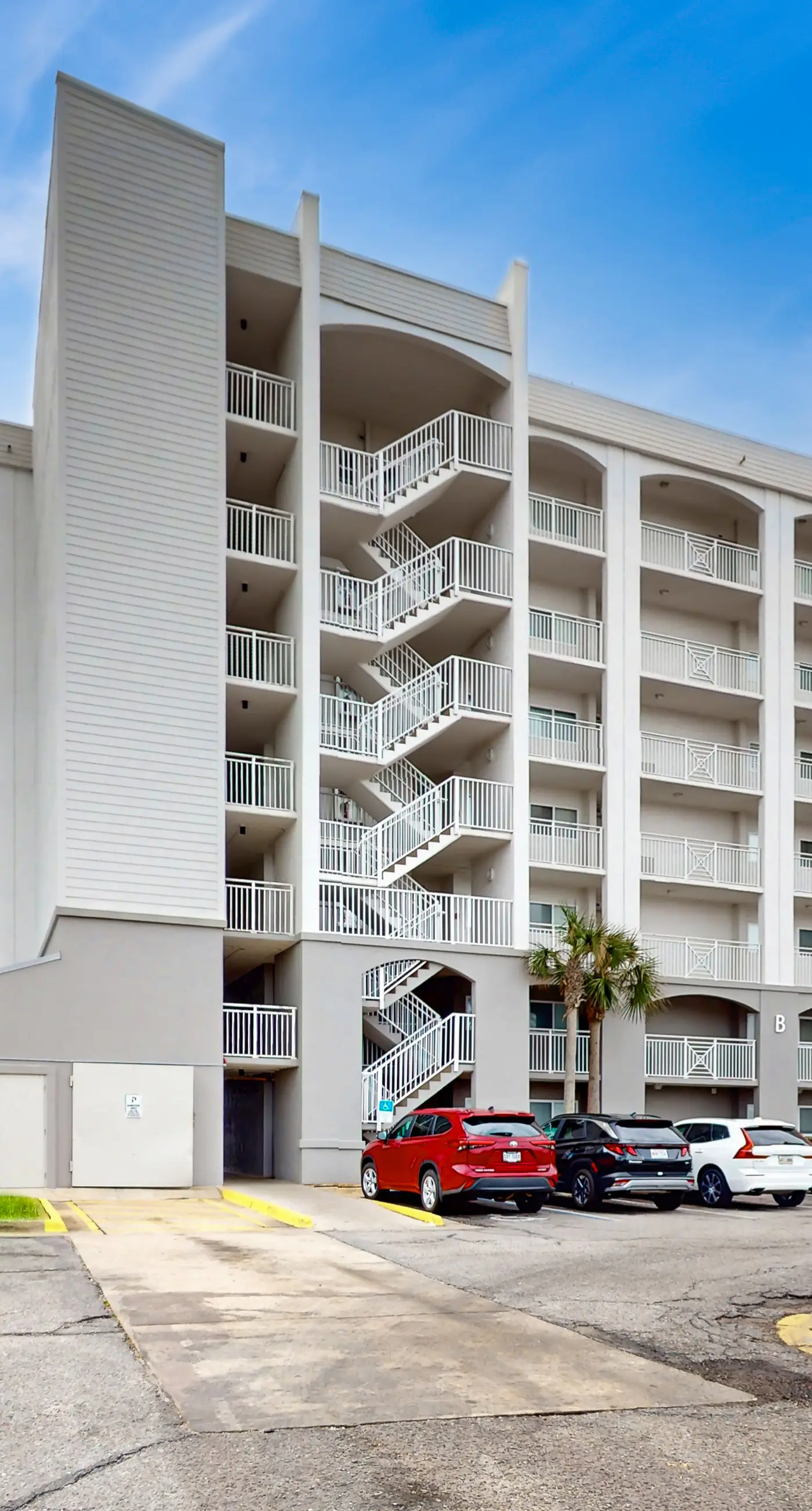 Sixth-Floor Oceanfront Condo with washer&dryer, Central AC, pool