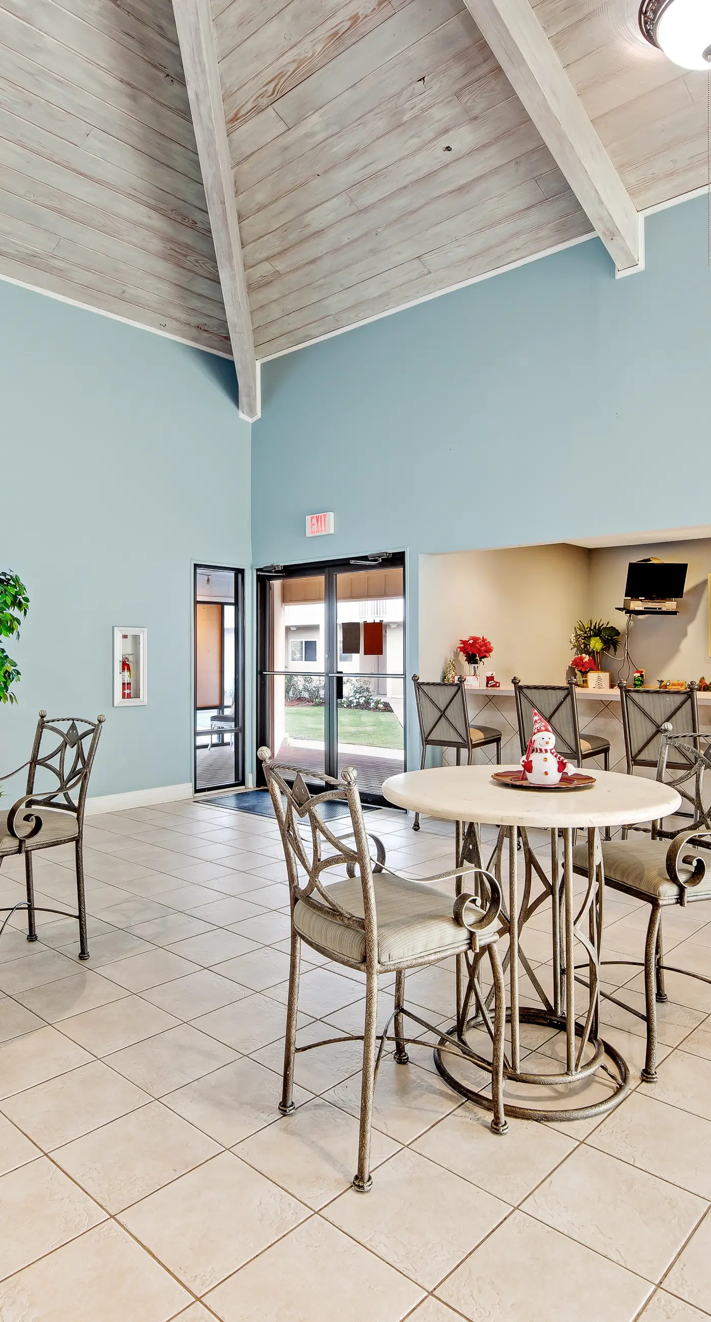 Sixth-Floor Oceanfront Condo with washer&dryer, Central AC, pool