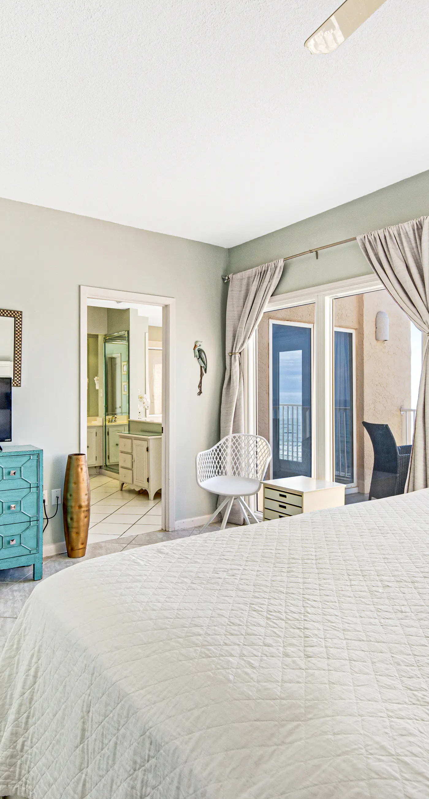 Seventh floor oceanfront condo with pool, ocean view & central AC