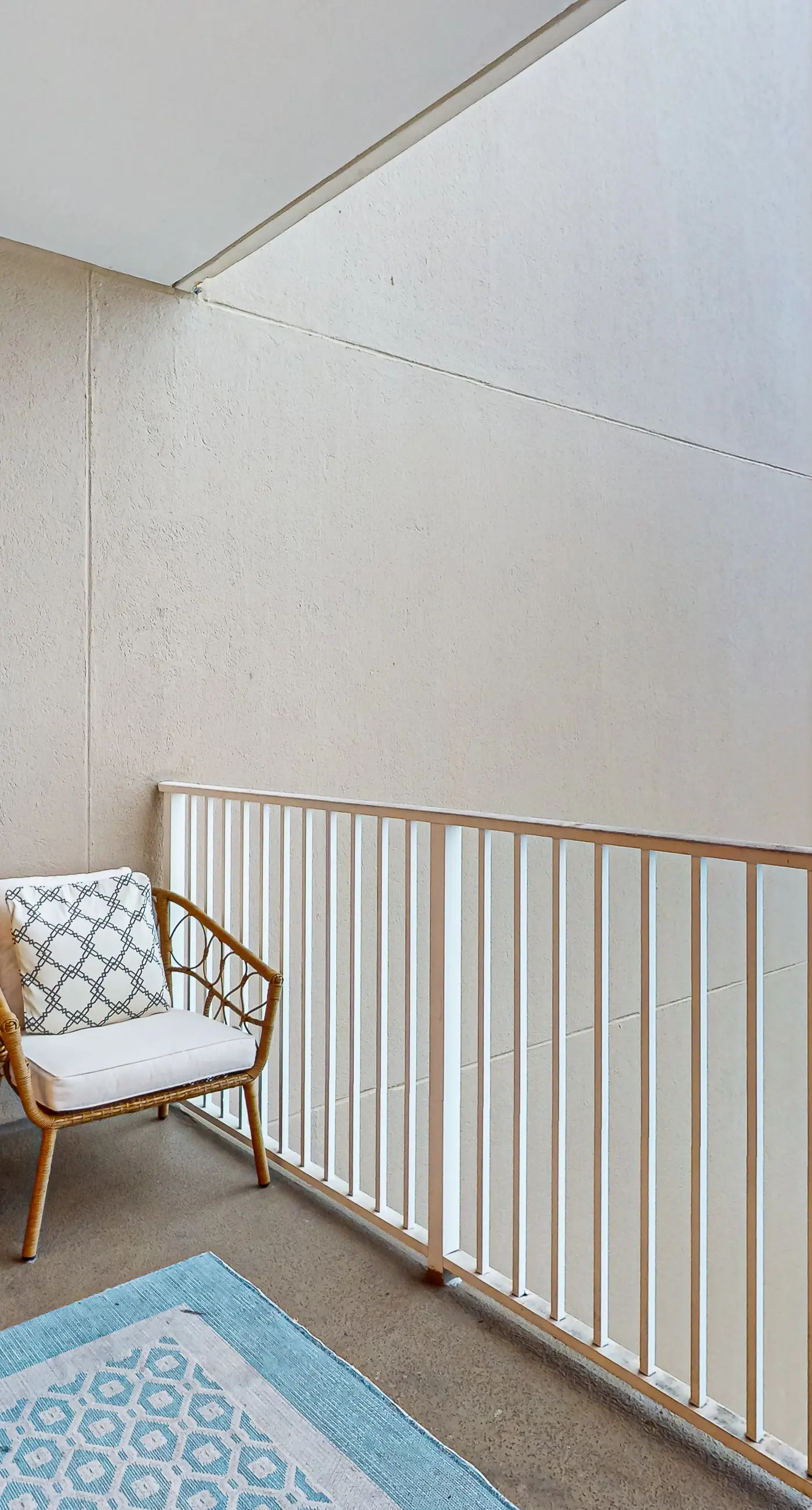 Beachview Condo with full kitchen, shared pool and beach access