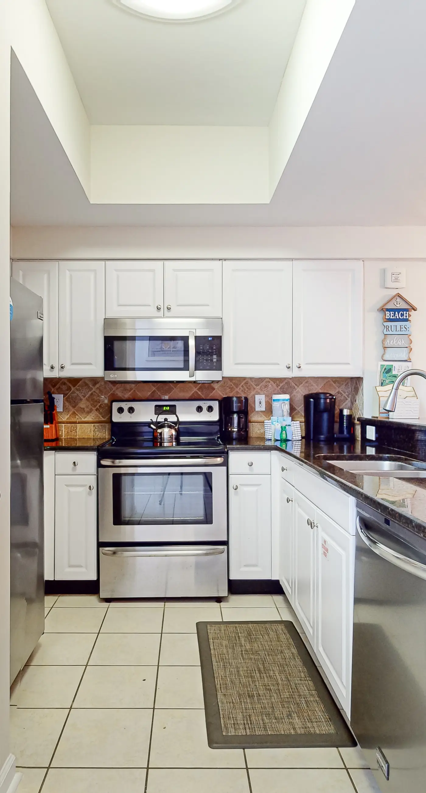 Beachview Condo with full kitchen, shared pool and beach access