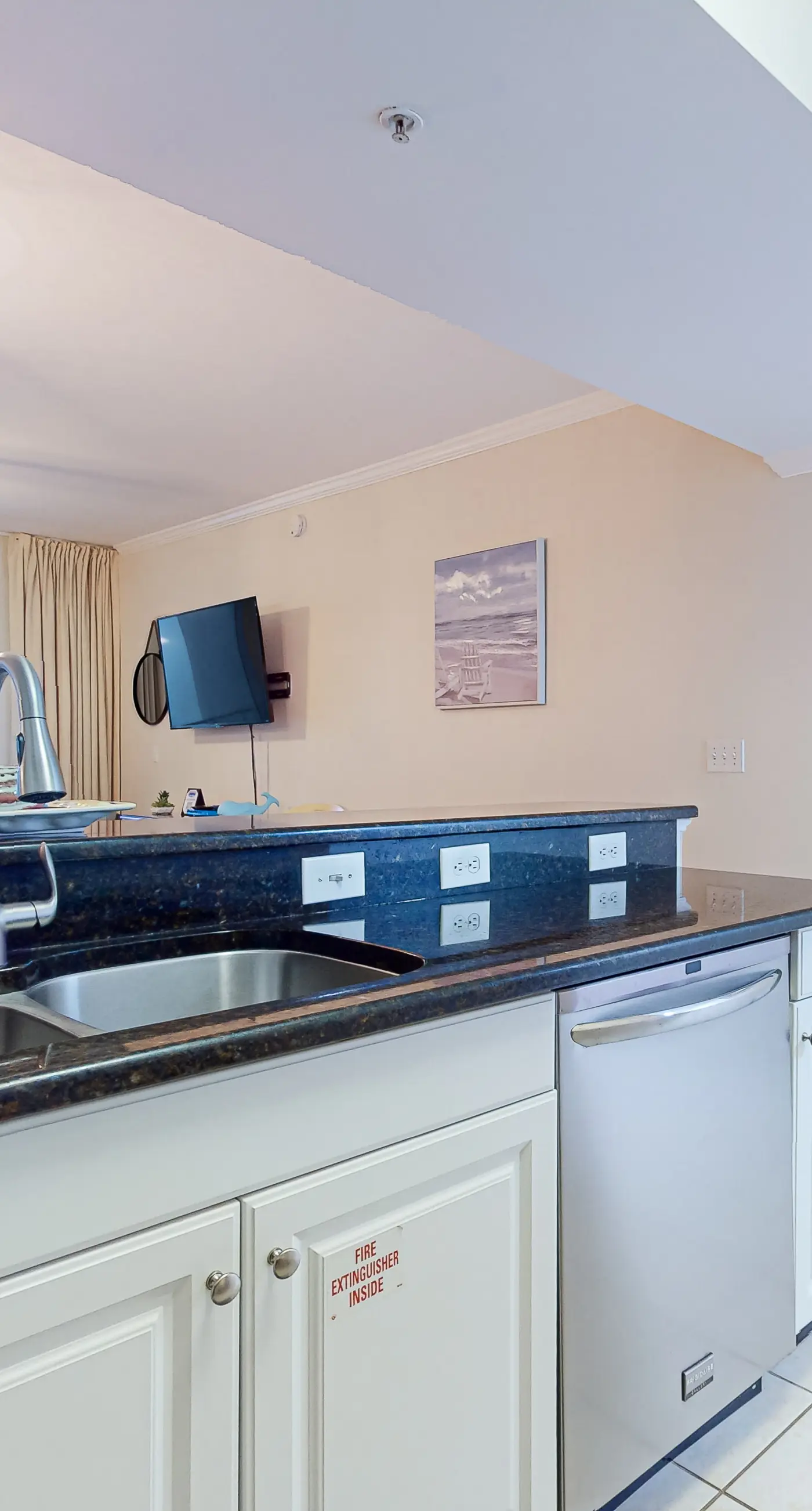 Beachview Condo with full kitchen, shared pool and beach access