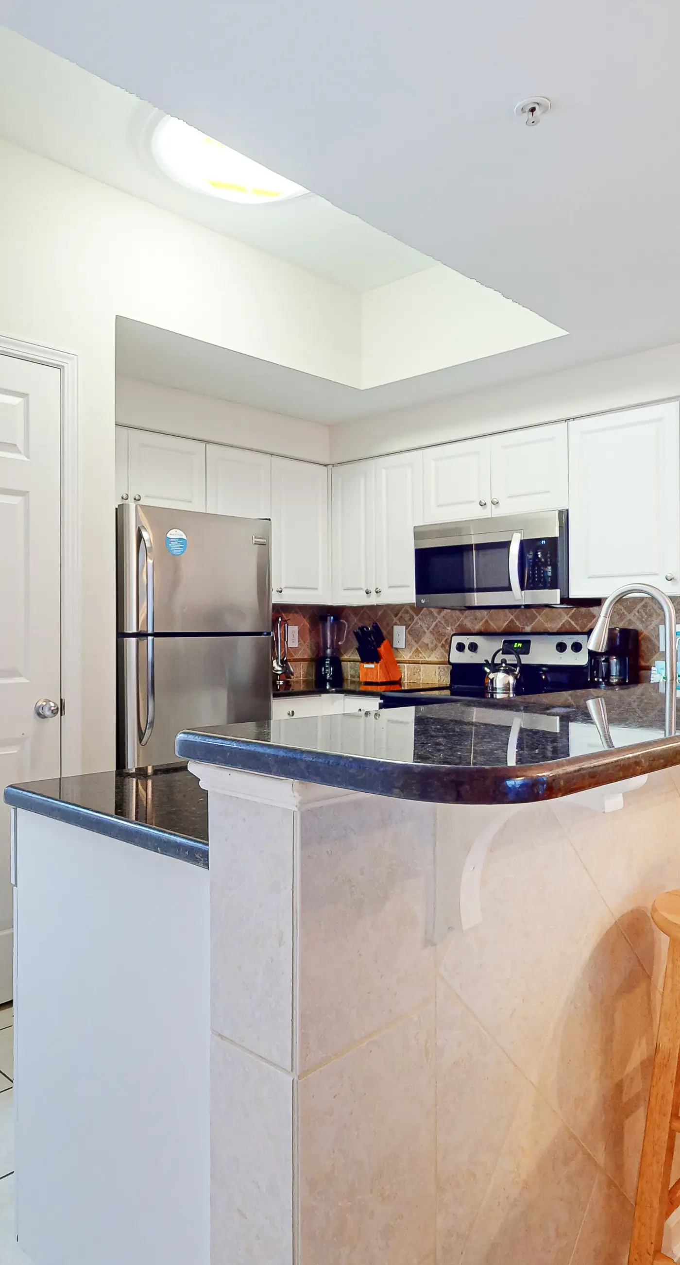 Beachview Condo with full kitchen, shared pool and beach access