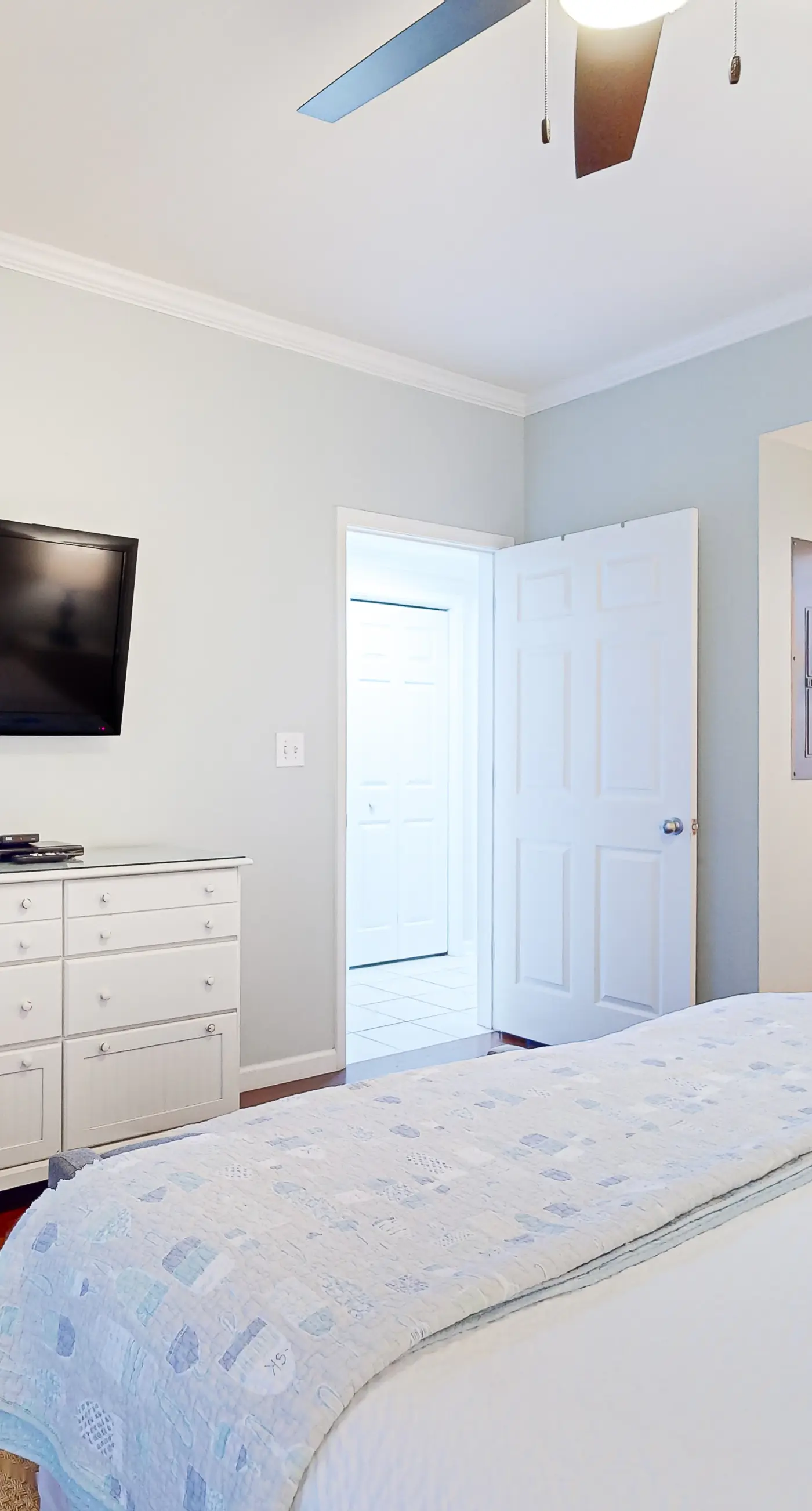 Beachview Condo with full kitchen, shared pool and beach access