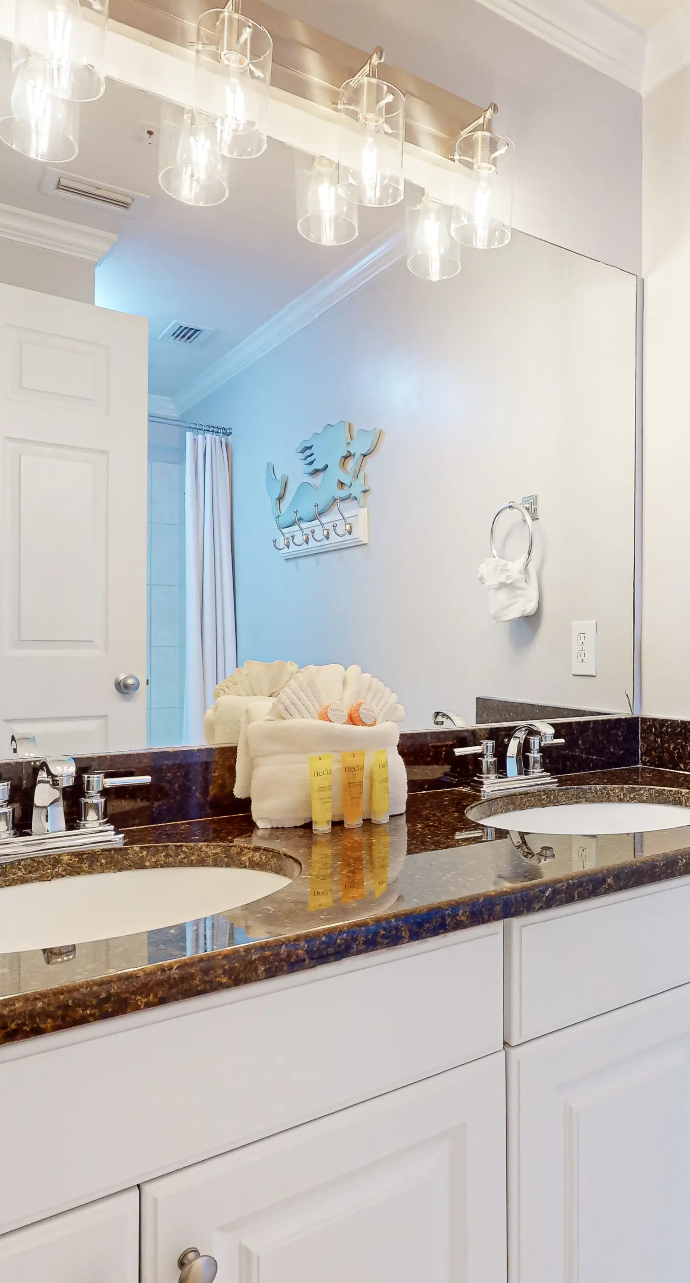 Beachview Condo with full kitchen, shared pool and beach access