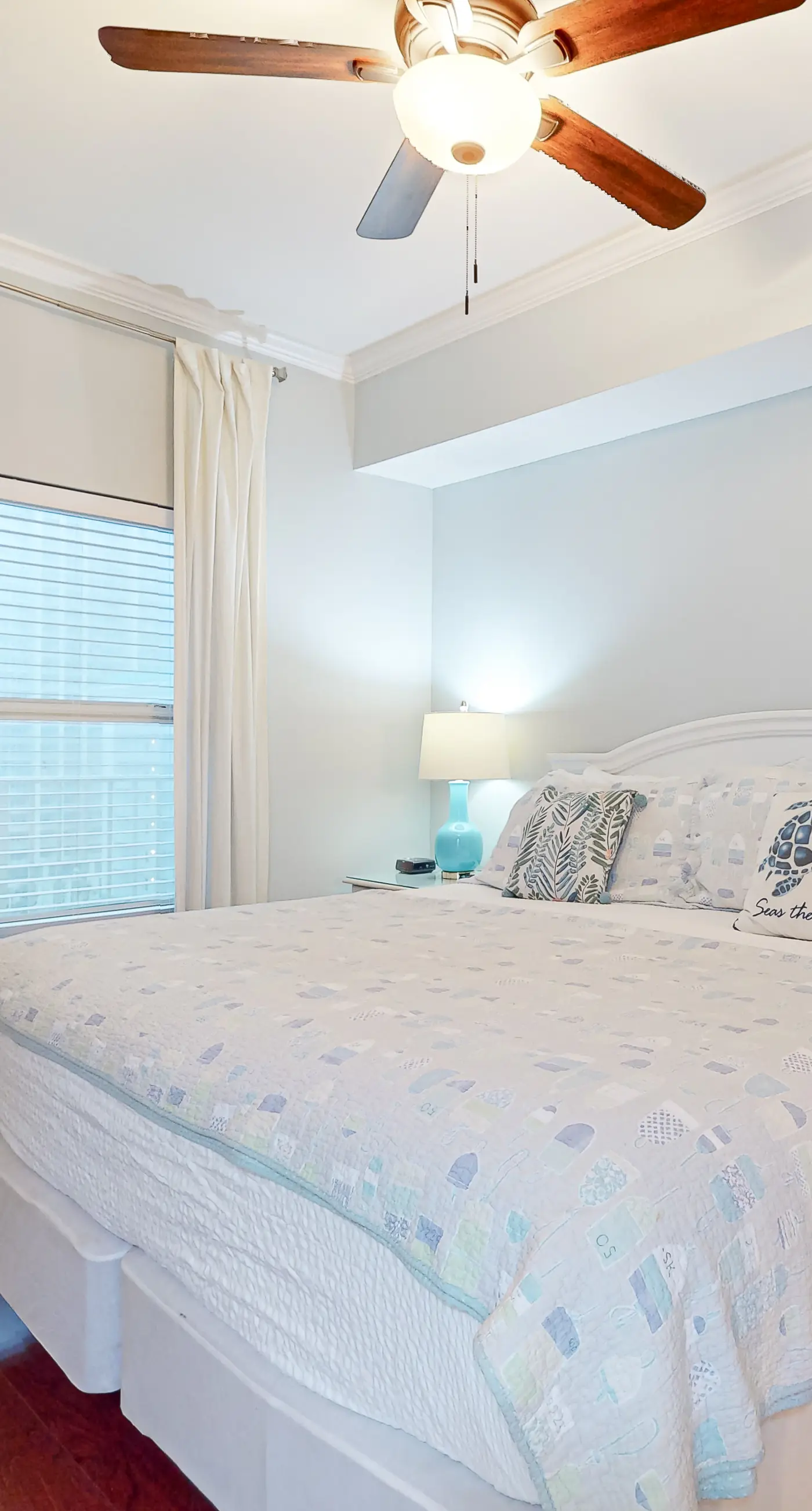 Beachview Condo with full kitchen, shared pool and beach access