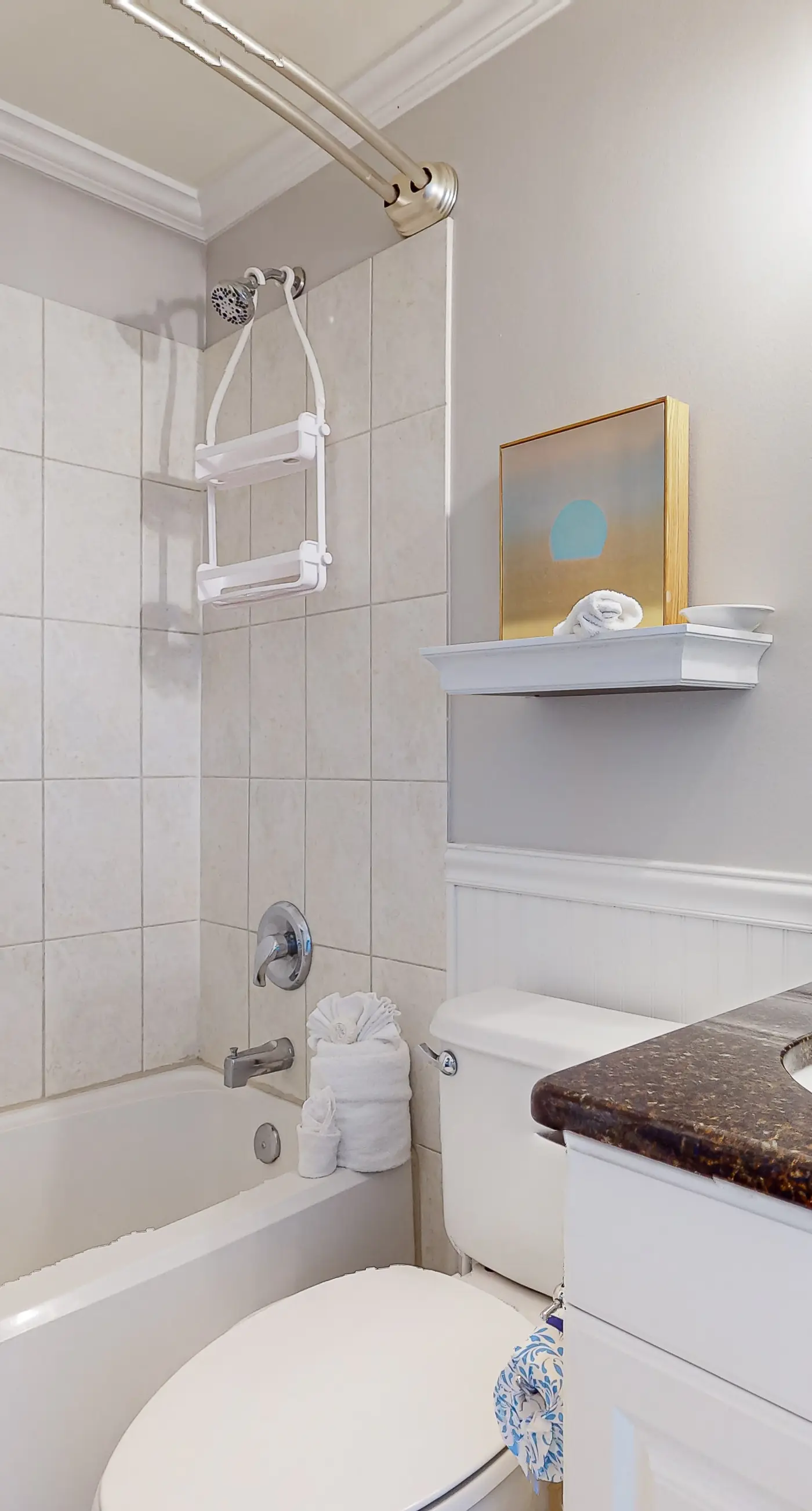 Beachview Condo with full kitchen, shared pool and beach access