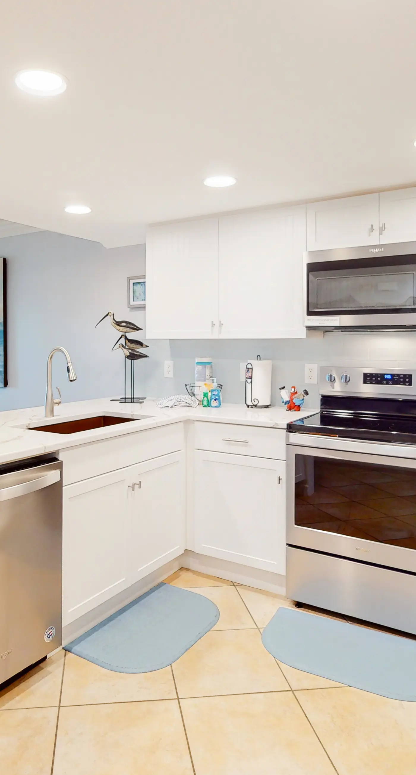Bright & comfortable gulf-side condo overlooking beach with WiFi, pool, central AC